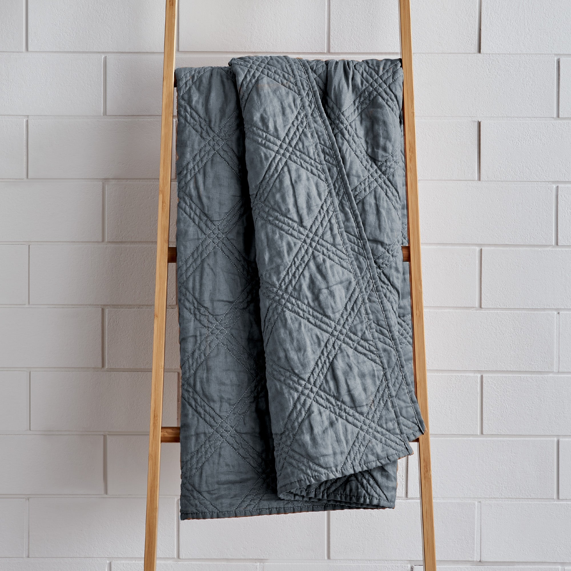 Soft Washed Linen Quilted Throw Blanket - Lightweight & Breathable for All Seasons - Perfect for Sofa, Bed, or Outdoor Picnics