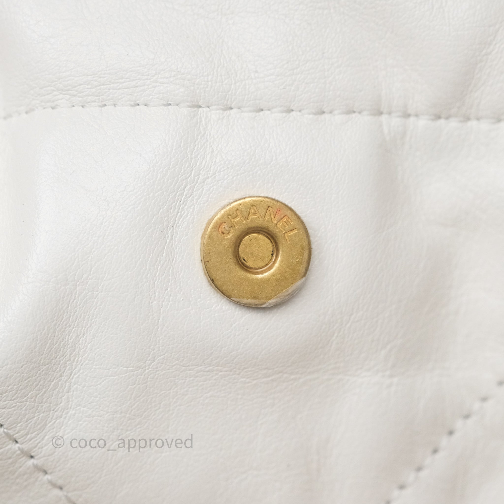 Chanel 22 Medium Handbag in White Shiny Crumpled Calfskin with Aged Gold Hardware - Luxury Shoulder Bag for Women, Perfect for Date Night & Special Occasions