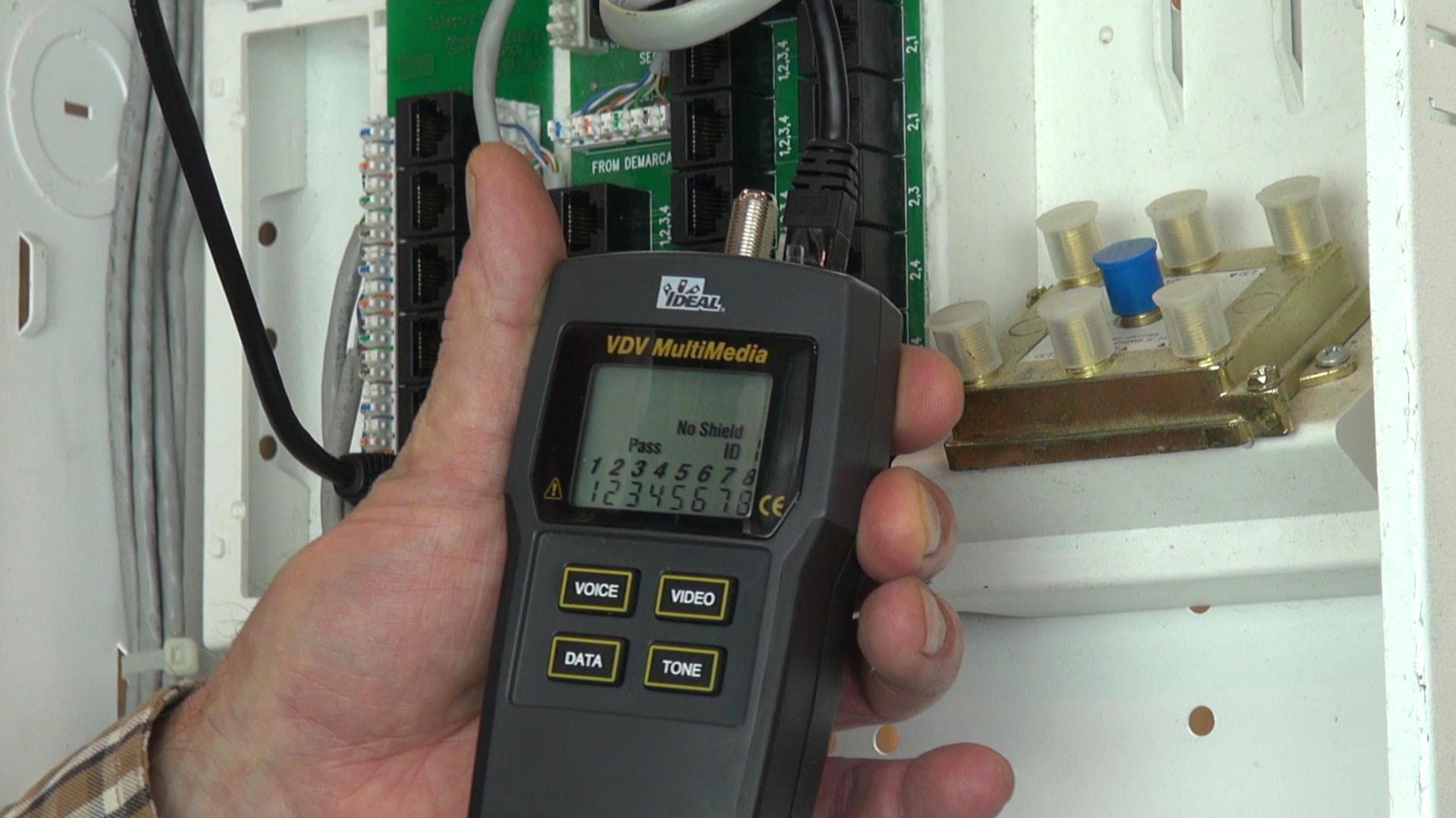 IDEAL INDUSTRIES INC. 33-856 VDV Multimedia Wiremap Tester - CAT3/5e/6/6A & RG-59/6/6 Quad Cable Tester for Voice/Data/Video Networks - Perfect for IT Technicians & Network Installations