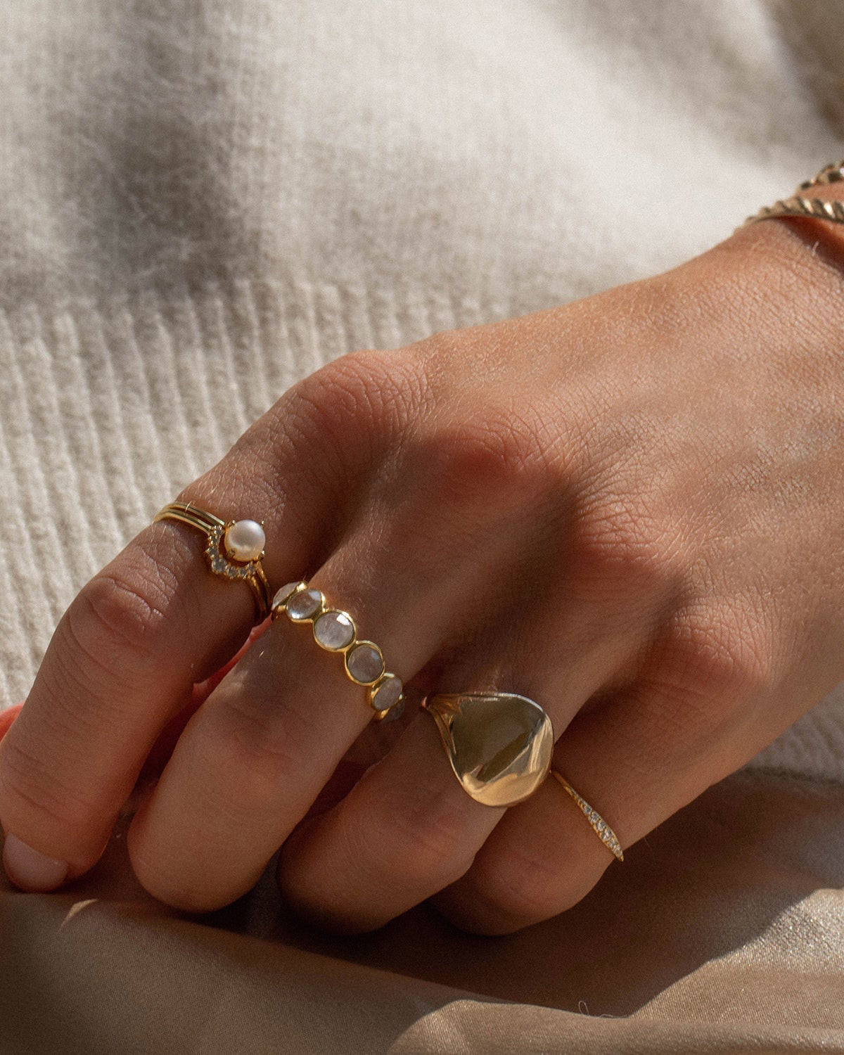 Elegant Compass Ring with Pearl - Stylish Jewelry for Women, Perfect for Travel, Outdoor Adventures & Everyday Wear