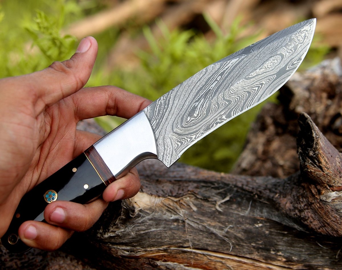 Premium Damascus Steel Hunting Knife with Horn & Rosewood Handle - Durable Outdoor Survival Tool for Camping, Hunting & Bushcraft