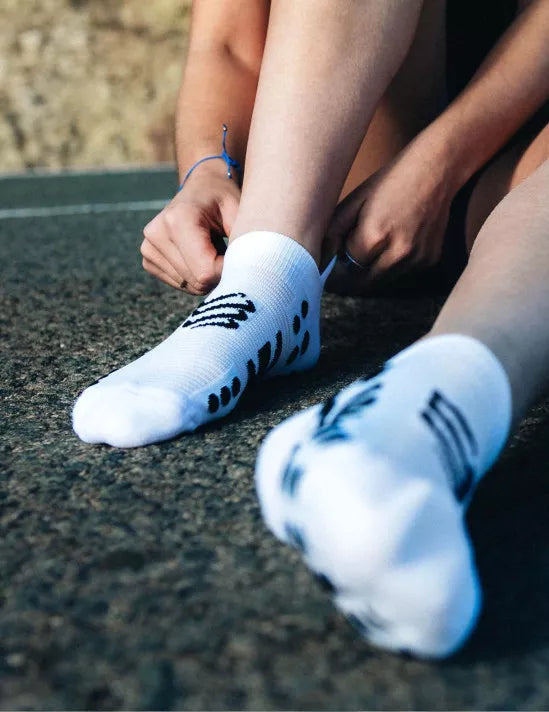 Compressport Unisex Pro Racing Socks v4.0 - Performance Running Socks for Men & Women - Breathable, Cushioned & Supportive - White/Black - Ideal for Marathon, Trail Running & High-Intensity Workouts