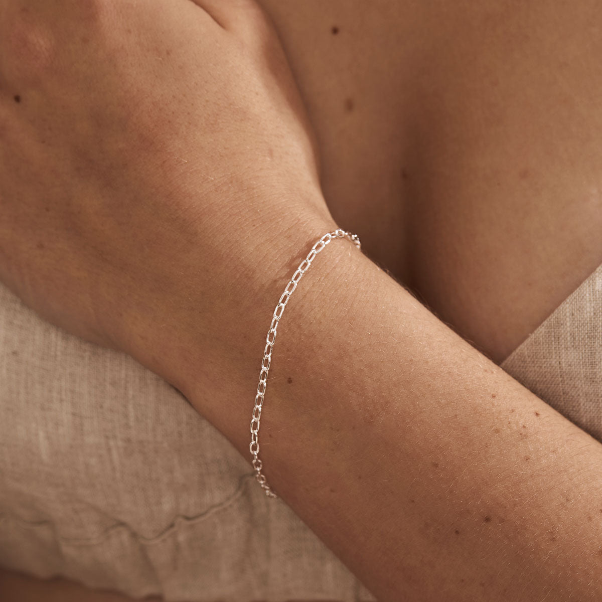 Stylish and Durable Paperclip Bracelet - Trendy Fashion Accessory for Women & Men - Perfect for Office, Casual Wear & Gifts