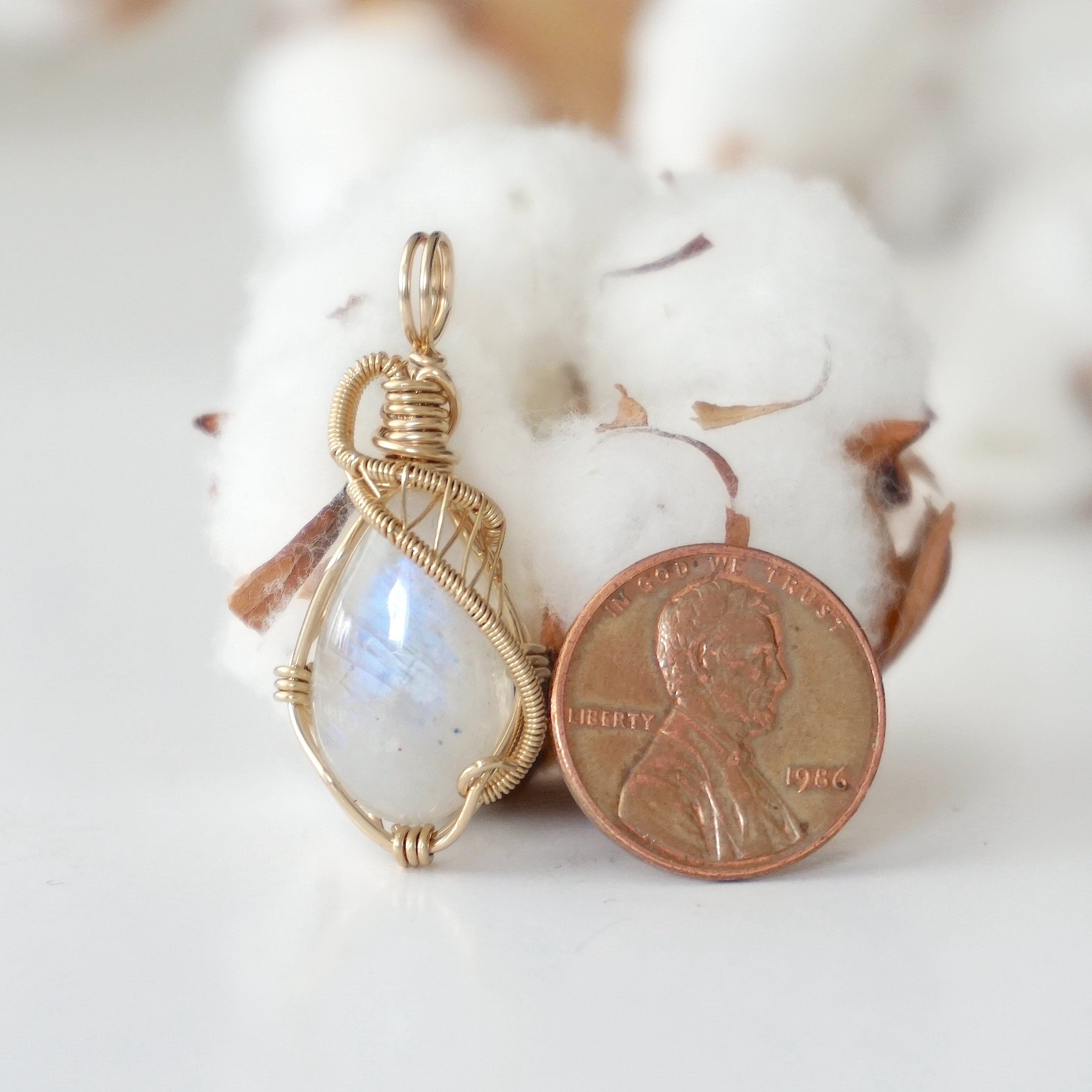 Rainbow Moonstone Necklace 14k Gold Filled - Elegant Healing Crystal Jewelry for Women, Perfect for Spiritual Healing, Meditation & Everyday Wear
