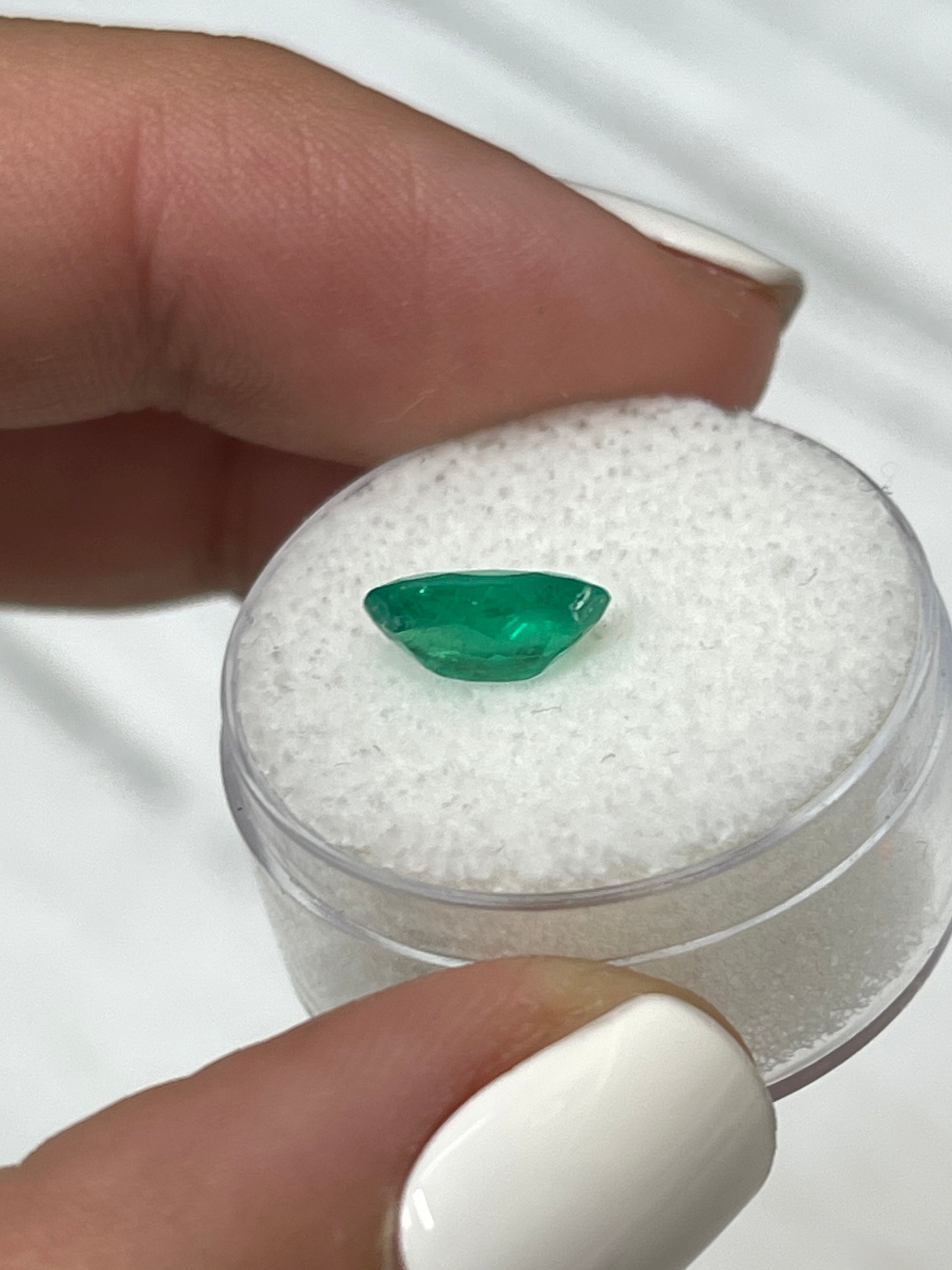 1.35 Carat 9.5x6mm Elongated Oval Cut Natural Colombian Emerald - Grass Green Loose Gemstone for Jewelry Making, Engagement Rings & Collector's Items