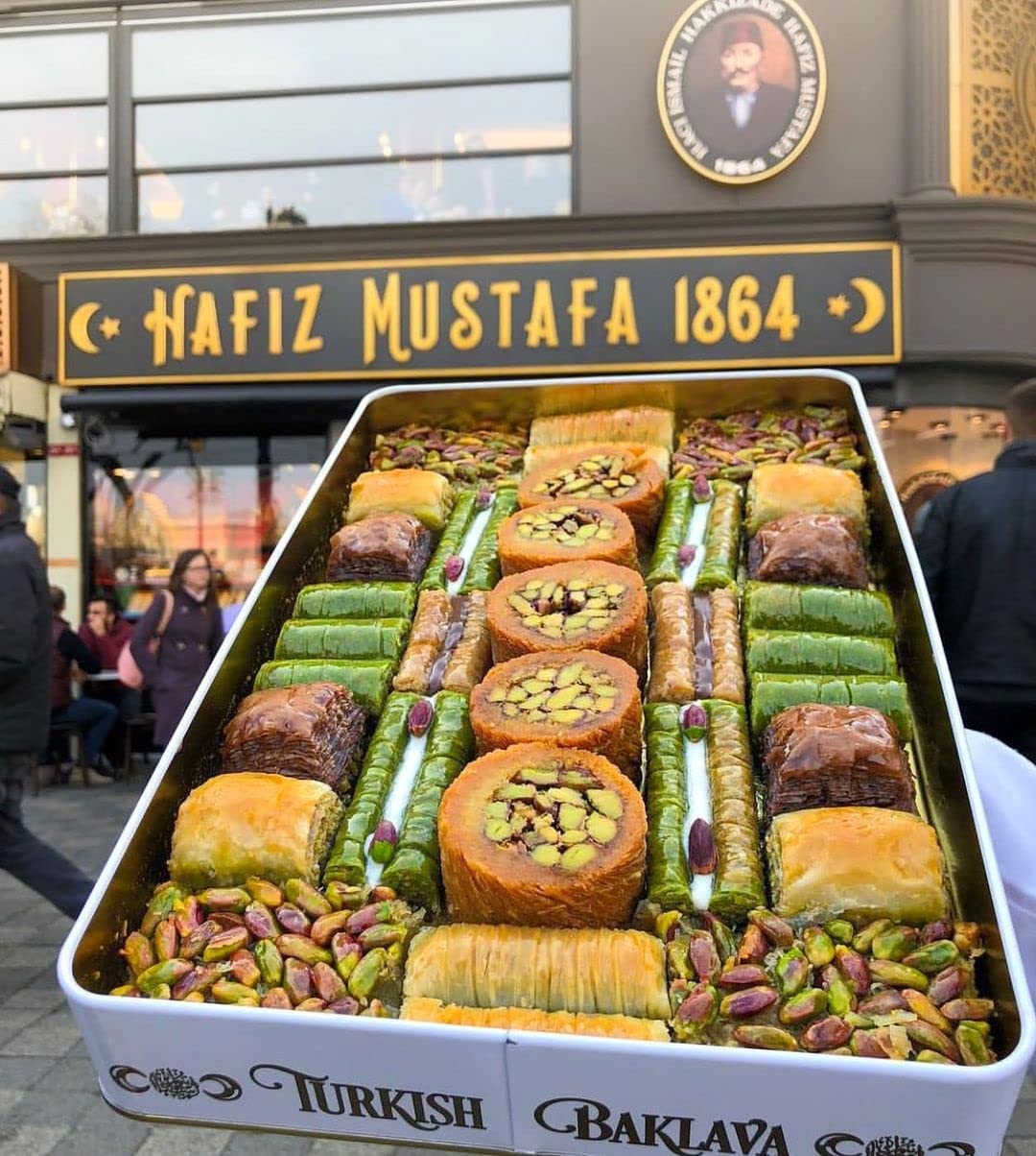 Premium Hafiz Mustafa 1864 Istanbul Baklava Pastry Gift Box - Authentic Turkish Baklava Dessert with Fresh Phyllo Dough, Pistachios, Hazelnuts & Walnuts - Perfect for Birthdays, Christmas Gifts, Dinner Parties & Holiday Celebrations