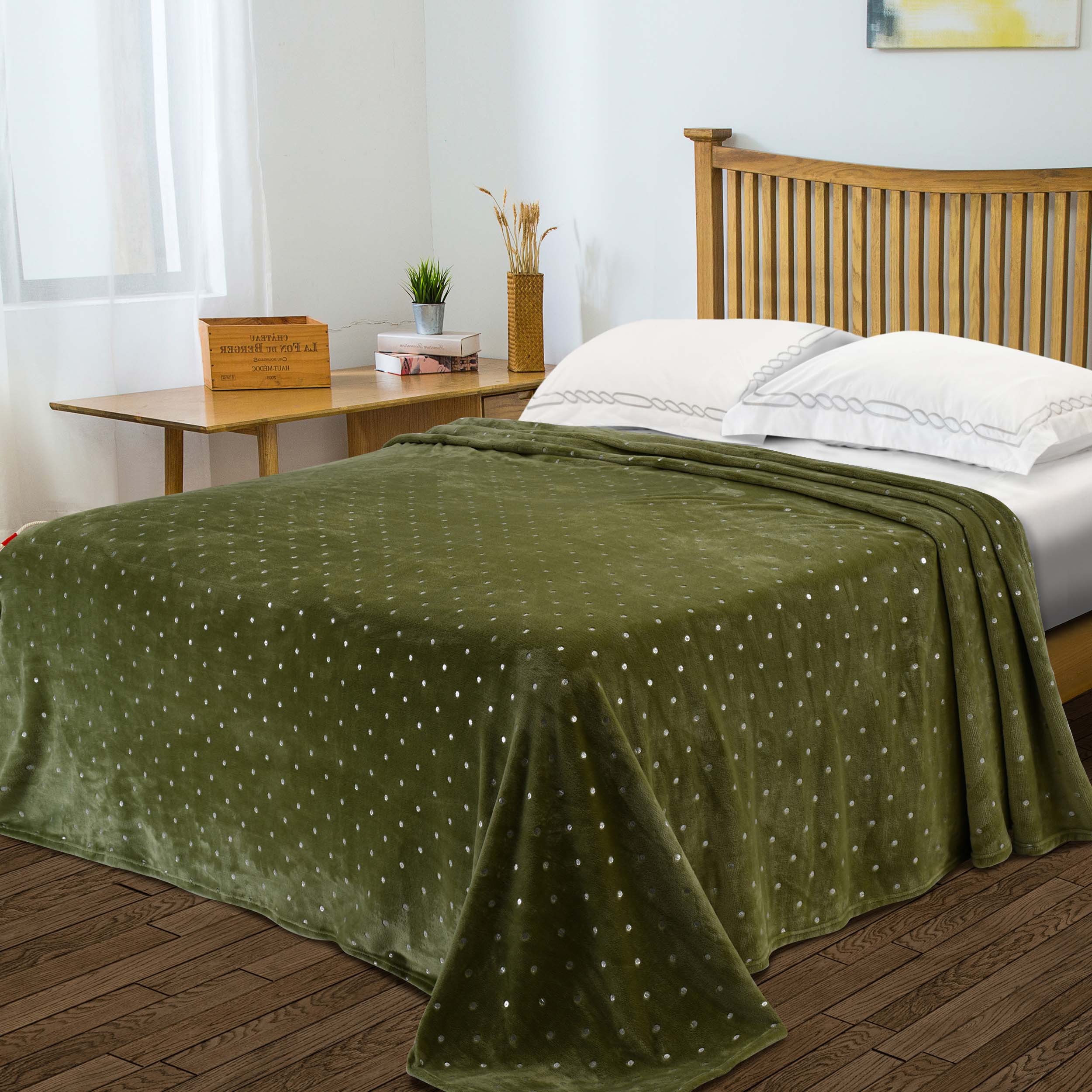 Soft Fleece Plush Blanket - Medium Weight Fluffy Cozy Throw for Couch, Bed & Home Decor - Perfect for Winter, Gifts & Relaxation