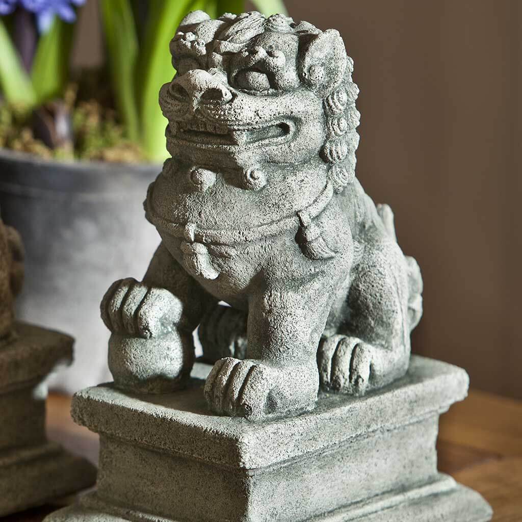 Campania International Small Temple Foo Dog Right Statue - Feng Shui Guardian Statue for Home, Office & Garden Decor