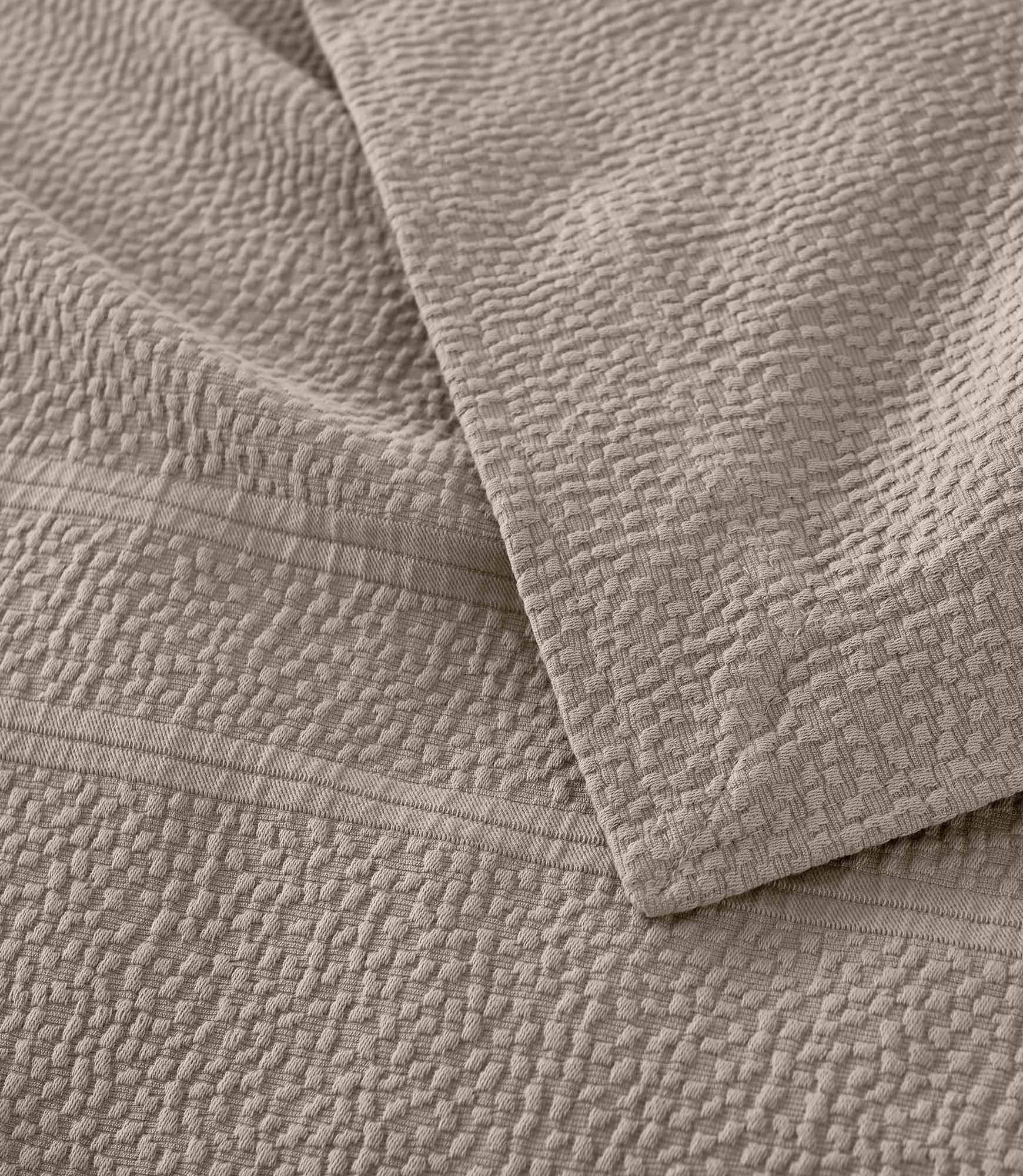 Luxury Montauk Matelassé Coverlet - Queen Size Quilted Bedspread for All Seasons | Soft & Breathable Cotton Blend | Perfect for Master Bedroom, Guest Room & Hotel Decor