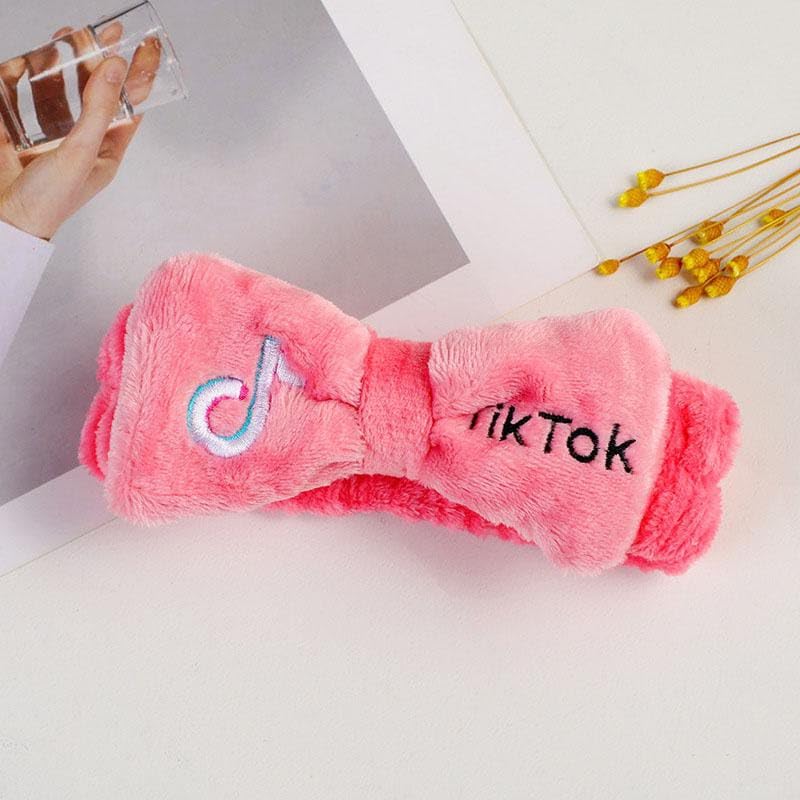 **Soft Velvet Elastic Headband with Cute Bowknot for Spa, Makeup & Face Washing – Coral Fleece Shower & Cosmetic Headband for Women & Girls – Pack of 1 (Design 2) – Perfect for Skincare, Bathing & Relaxation**