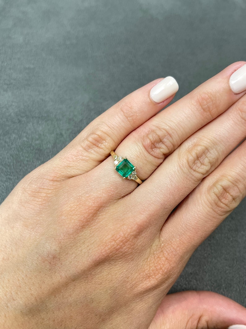 1.30tcw Emerald Asscher Cut & Round Diamond Accent 14K Gold Anniversary Ring - Elegant Wedding Band for Women, Perfect for Engagement, Proposal & Special Occasions