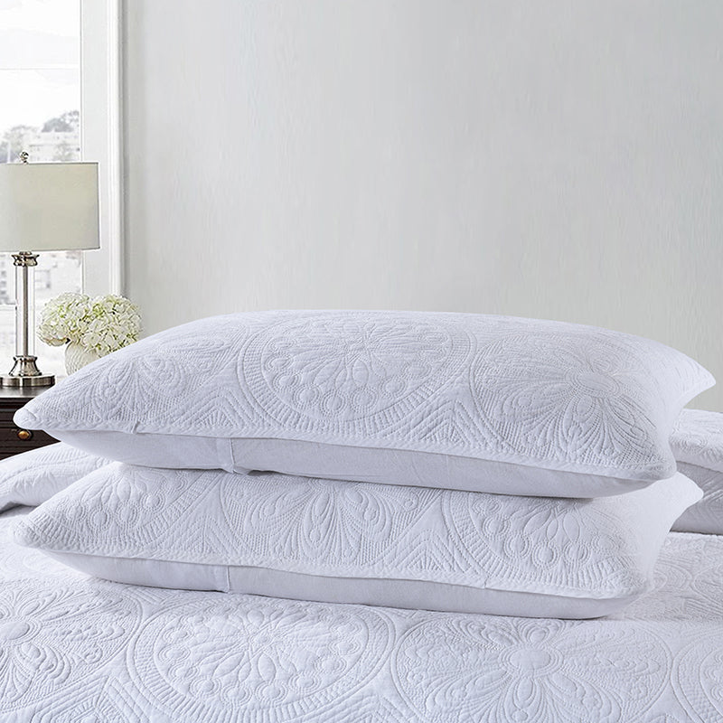 Alban Reversible 3-Piece Medallion Quilt Set - King Size Bedding with Matching Pillow Shams - Luxury Quilted Coverlet for Master Bedroom Decor