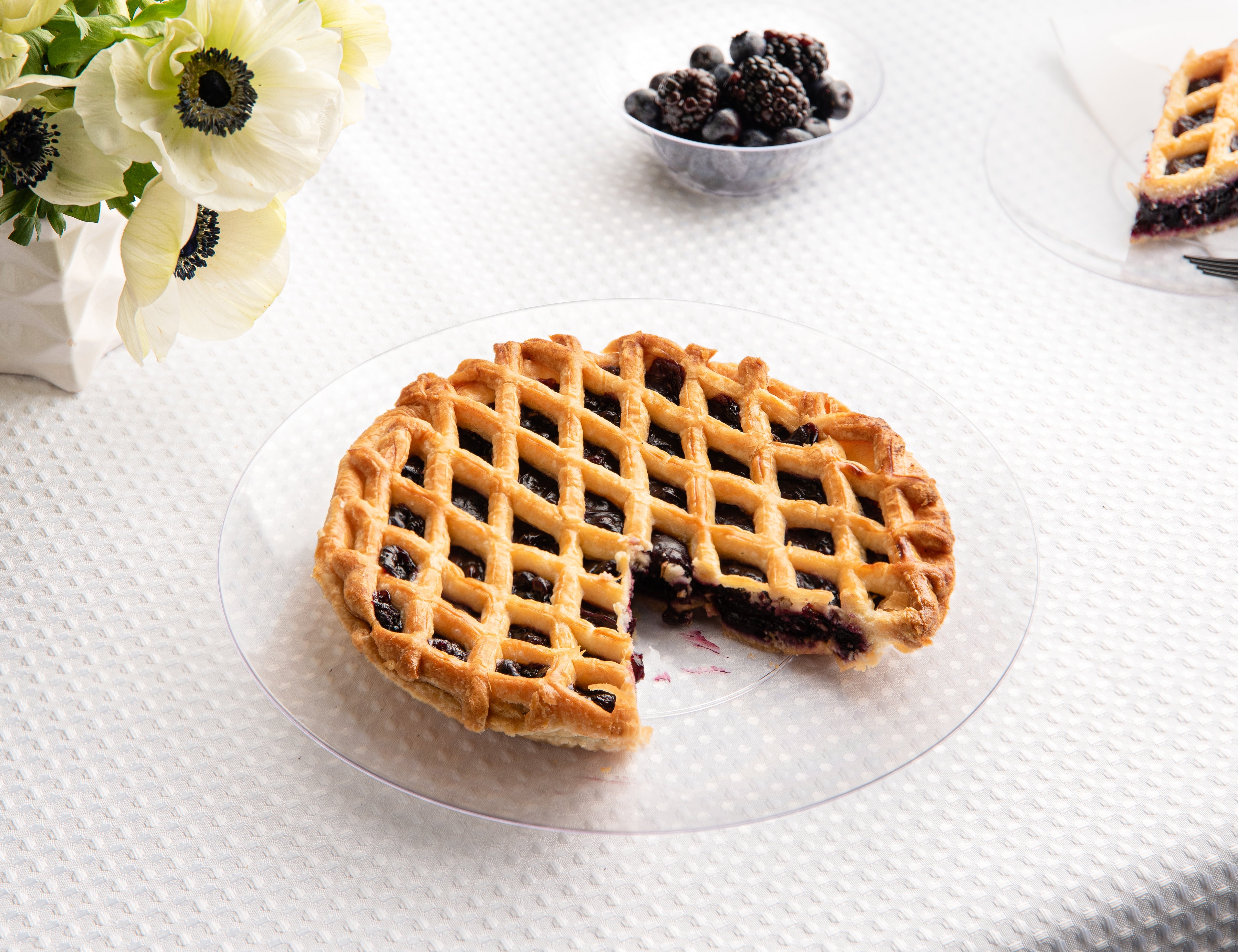 Clear Round Plastic Plates - 50-Pack Eco-Friendly Disposable Dinner Plates for Parties, Picnics & Events | BPA-Free, Shatterproof & Lightweight | Perfect for Birthday, Wedding & Outdoor Dining