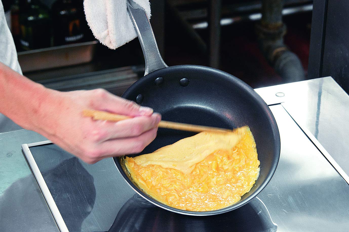 Endoshoji TKG AHLW905 Non-Stick Aluminum Frying Pan - 12.6 Inch Teflon Coated Skillet with 2.6 Inch Depth - Perfect for Sautéing, Frying Eggs & Pancakes - Induction Compatible Cookware for Home Kitchen