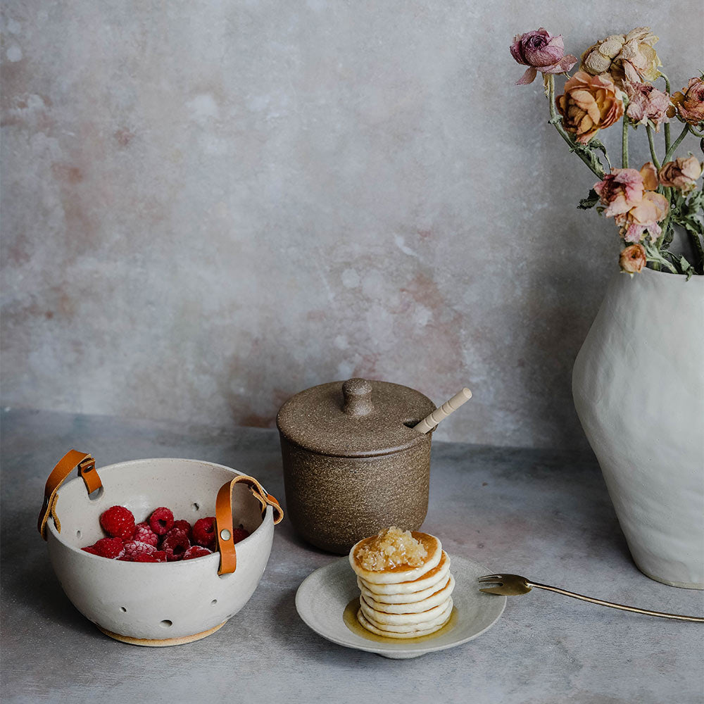 Rustic Ceramic Honey Jar with Wooden Dipper - Natural Raw Honey Storage Container for Kitchen, Tea, Breakfast & Gift Giving