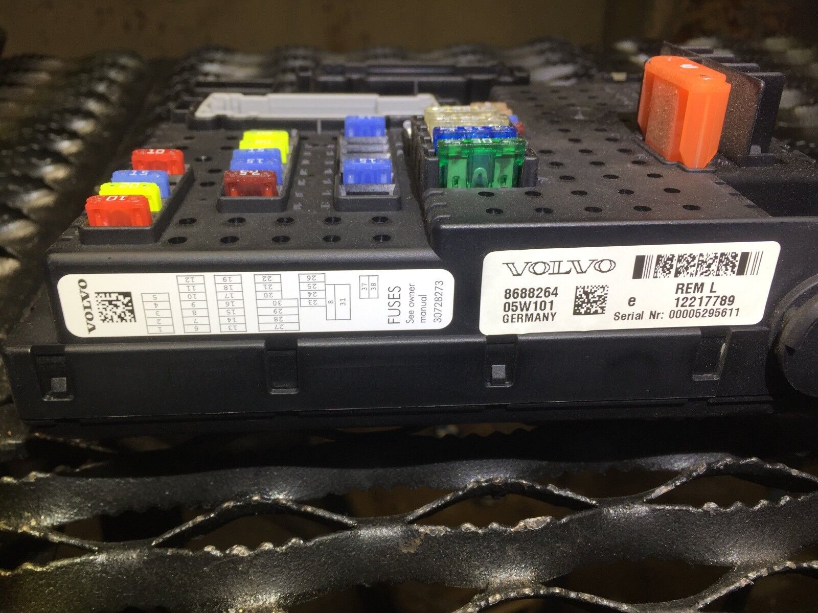 Volvo S60 Rear Fuse Box Relay Module Unit 8688264 OEM - Compatible with 2005 2006 2007 2008 2009 Models - Perfect for Electrical System Repairs & Maintenance