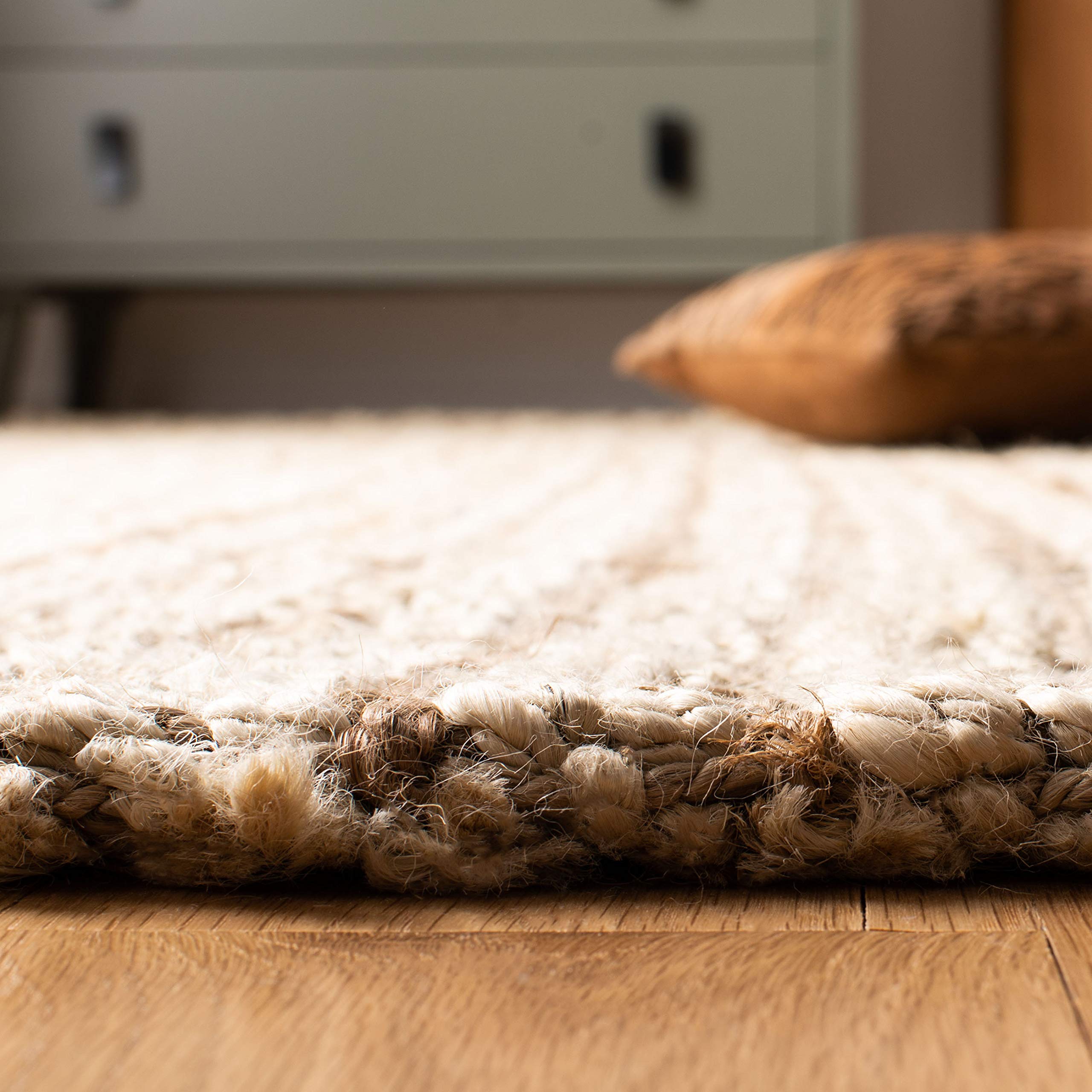 SAFAVIEH Natural Fiber Collection Handmade Jute Area Rug - 6' x 9', Ivory & Natural, Rustic Farmhouse Style for Living Room, Bedroom, High Traffic Areas | Durable & Eco-Friendly Floor Decor for Home, Office, Dining Space (NF186A)