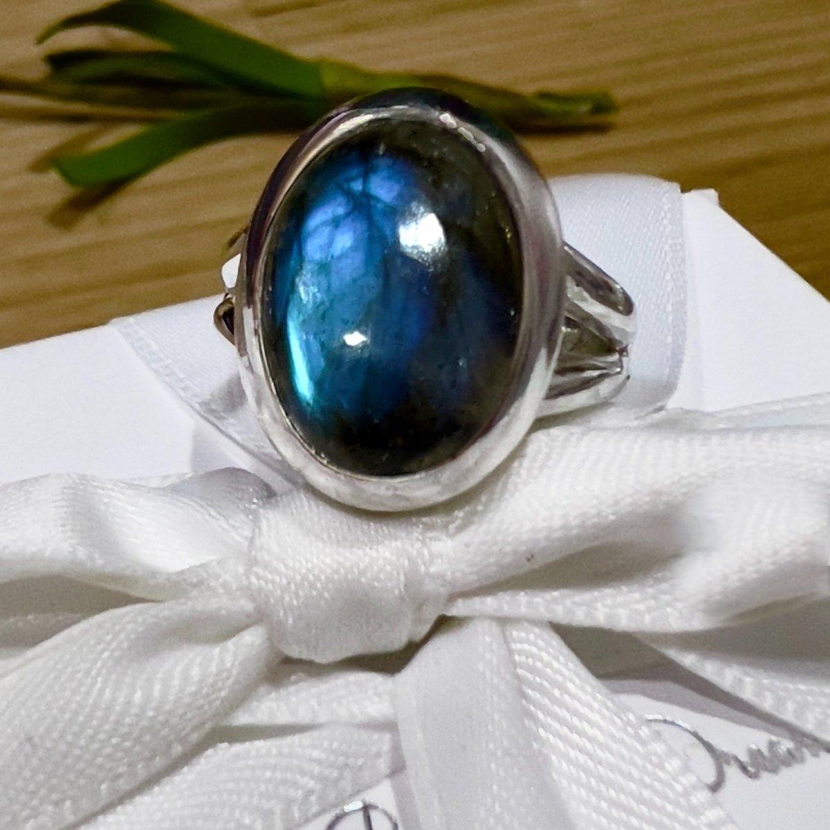 Elegant Oval Labradorite Ring for Women - Classic Chic Jewelry Gift for Her - Perfect for Weddings, Parties & Everyday Wear