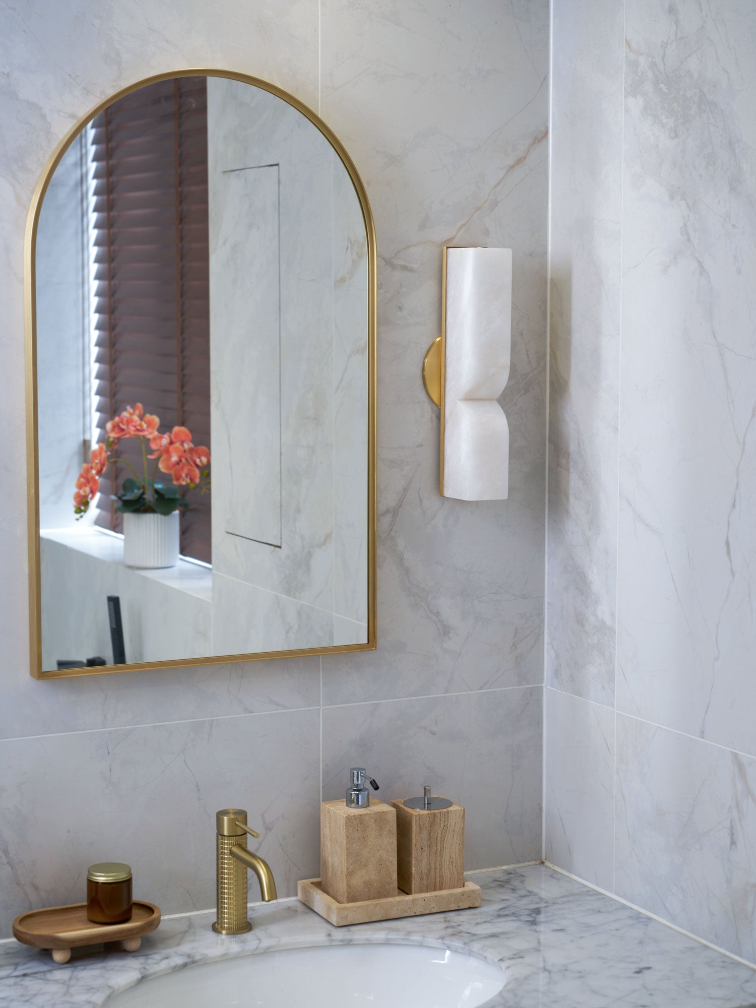 Alabaster Plug-in Wall Sconce - Modern White Stone Light Fixture for Bedroom, Living Room & Hallway Lighting