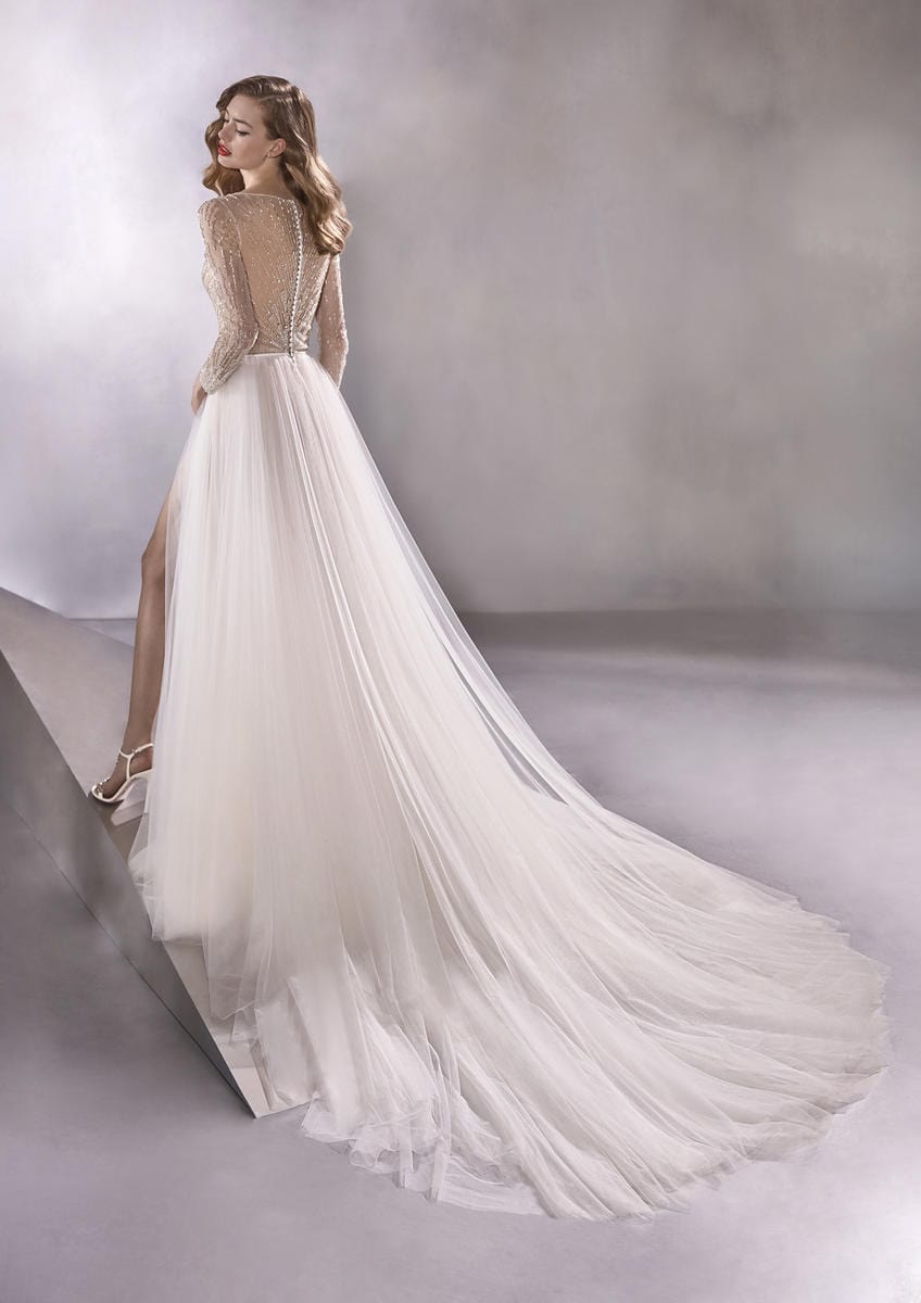 Atelier Pronovias Wandering Wedding Dress - Size 8 | Elegant Bridal Gown for Destination Weddings & Beach Ceremonies
