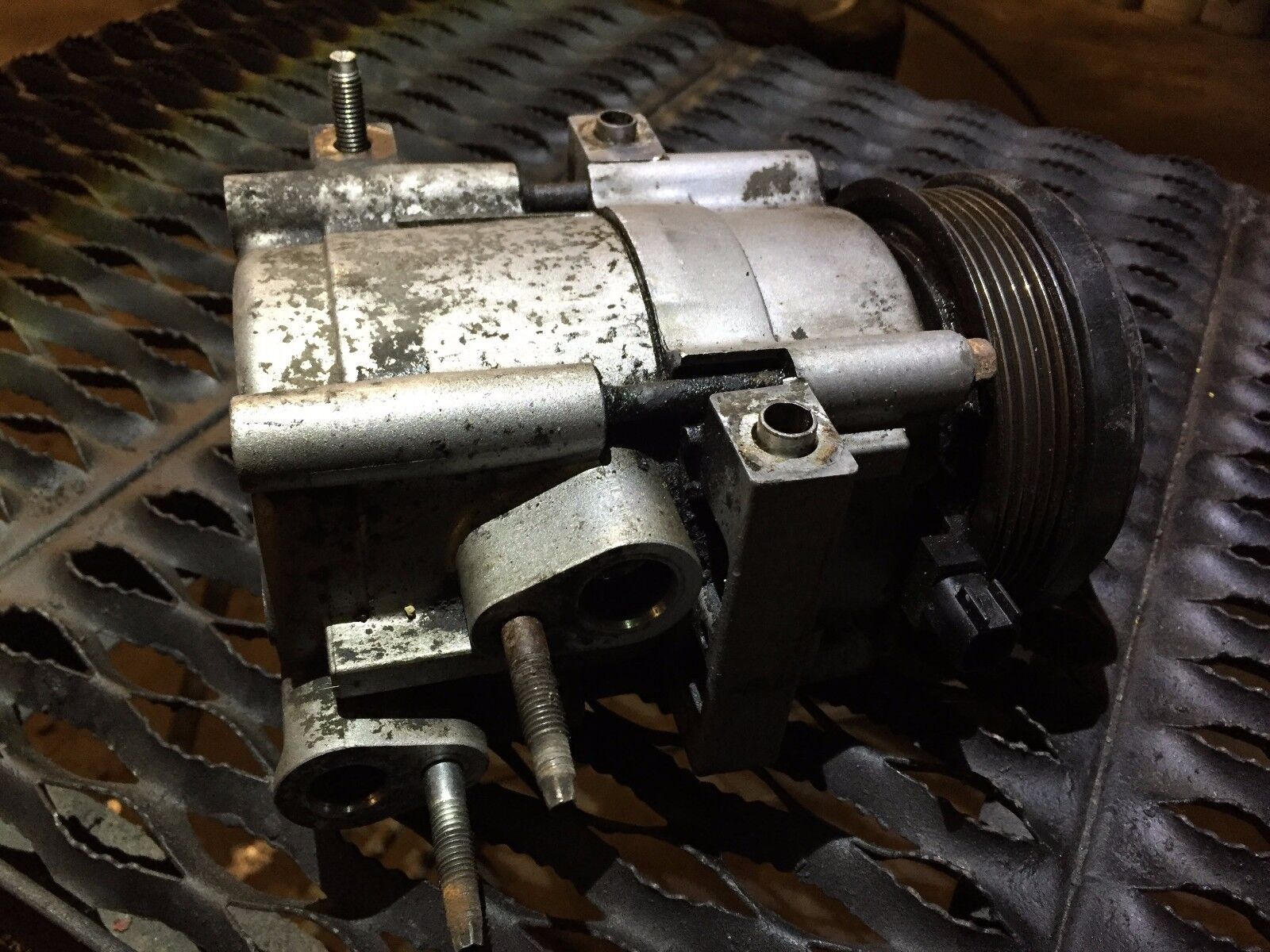 03 04 05 Ford Expedition AC Compressor OEM Replacement - Perfect for Summer Road Trips & Hot Weather Driving