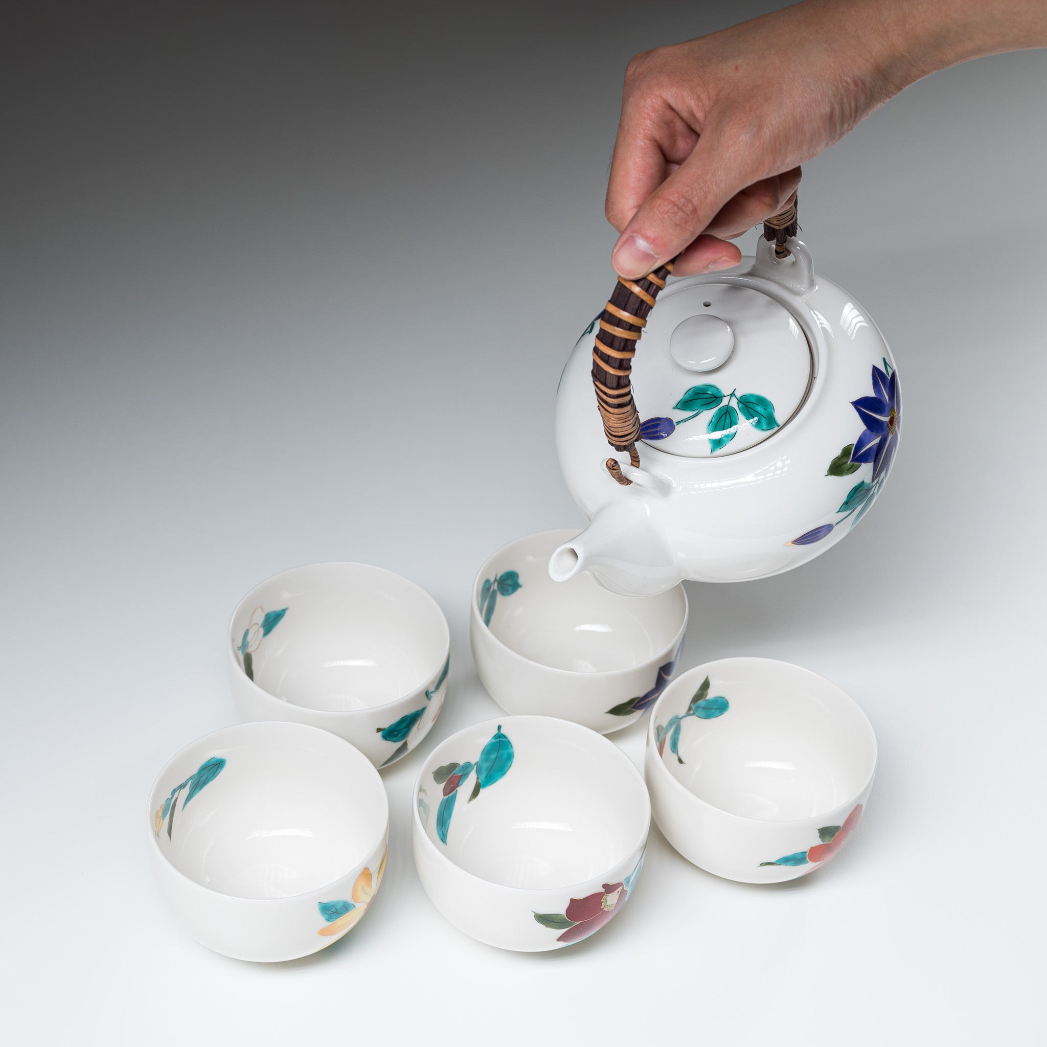 Japanese Cherry Blossom Tea Set - 550ml Ceramic Teapot with Floral Design, Perfect for Matcha, Green Tea & Home Decor | Traditional Japanese Tea Ceremony Gift
