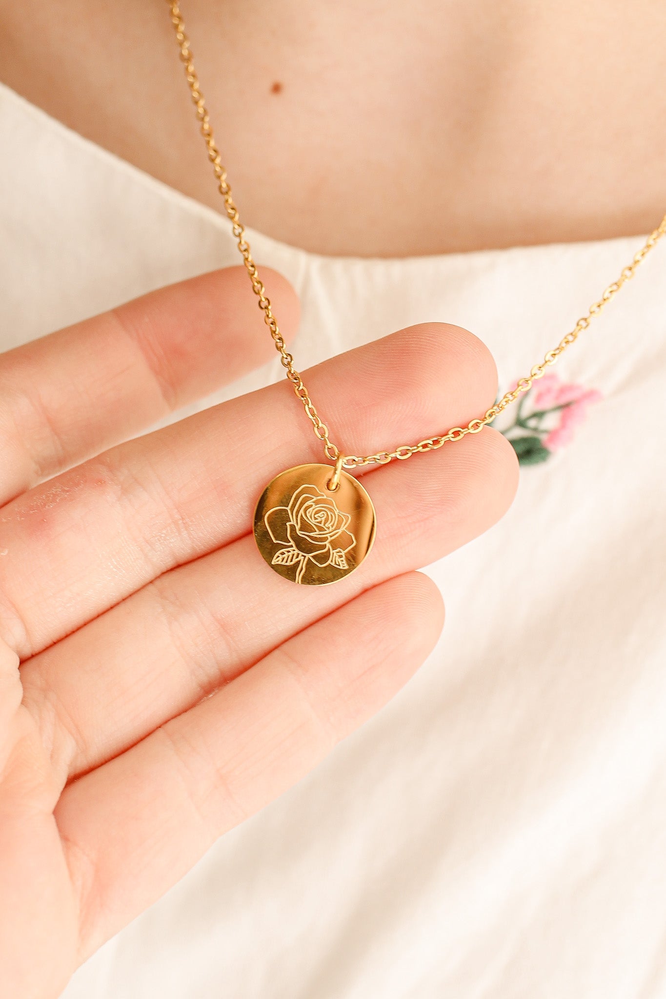 Gold Birth Flower Necklace - Personalized Floral Jewelry Gift for Women - Perfect for Birthdays, Anniversaries & Mother's Day
