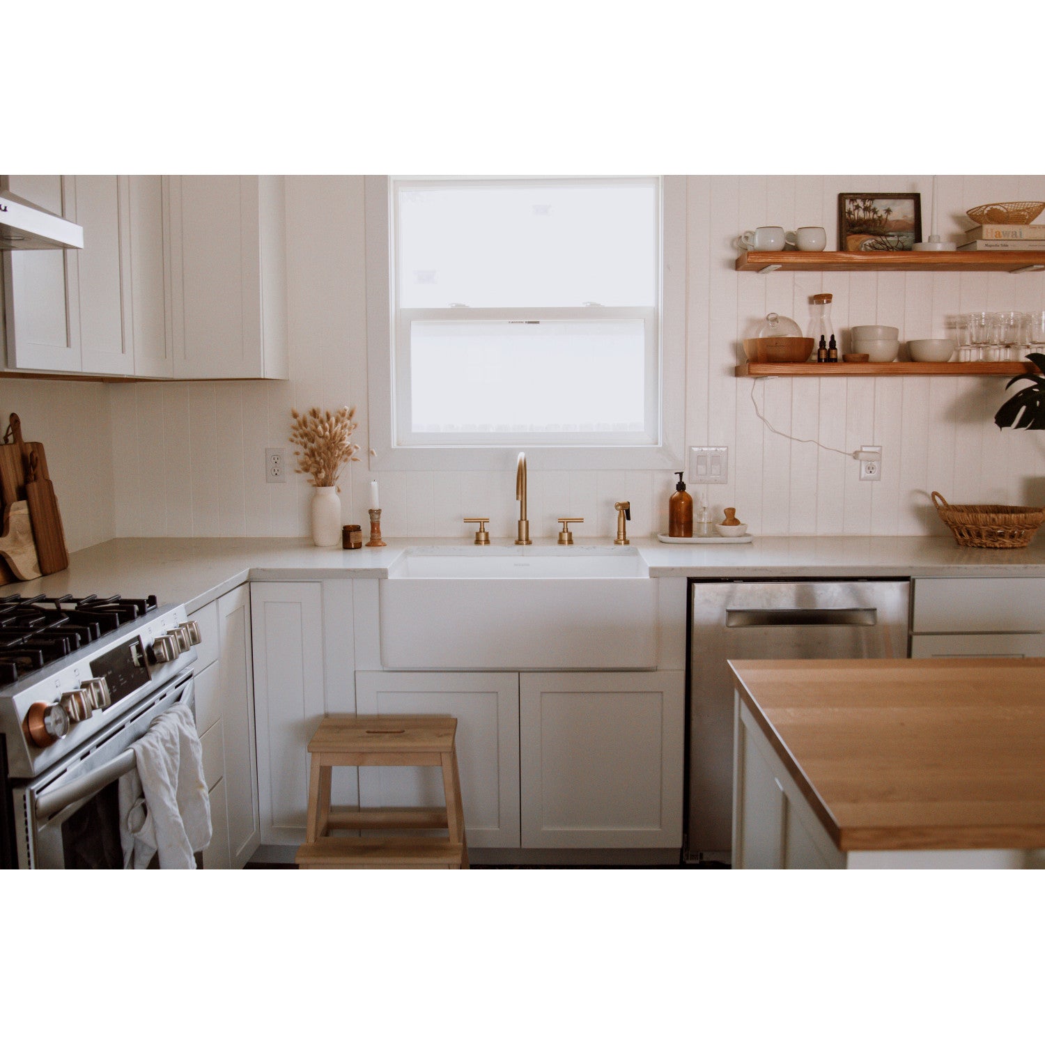 Arcticstone GKFA301810BC 30 Inch White Farmhouse Kitchen Sink - Solid Surface Apron Front Single Bowl with Strainer, Matte Finish | Perfect for Rustic & Modern Kitchens