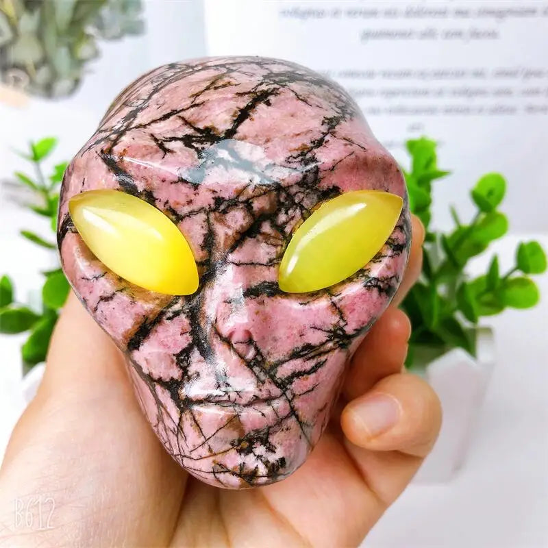 Natural Rhodonite Alien Skull Crystal Carving - Healing Energy Stone for Meditation, Reiki & Spiritual Practices - Unique Halloween Gift & Home Decor (1PC) - Perfect for Altars, Yoga Spaces & Gothic Decor
