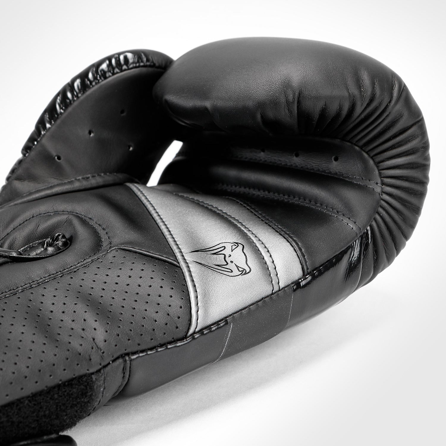 Venum Elite Evo Boxing Gloves - Premium Black Training Gloves for Boxing, MMA, Kickboxing & Fitness Workouts - Ideal for Sparring, Bag Work & Heavy Bag Training
