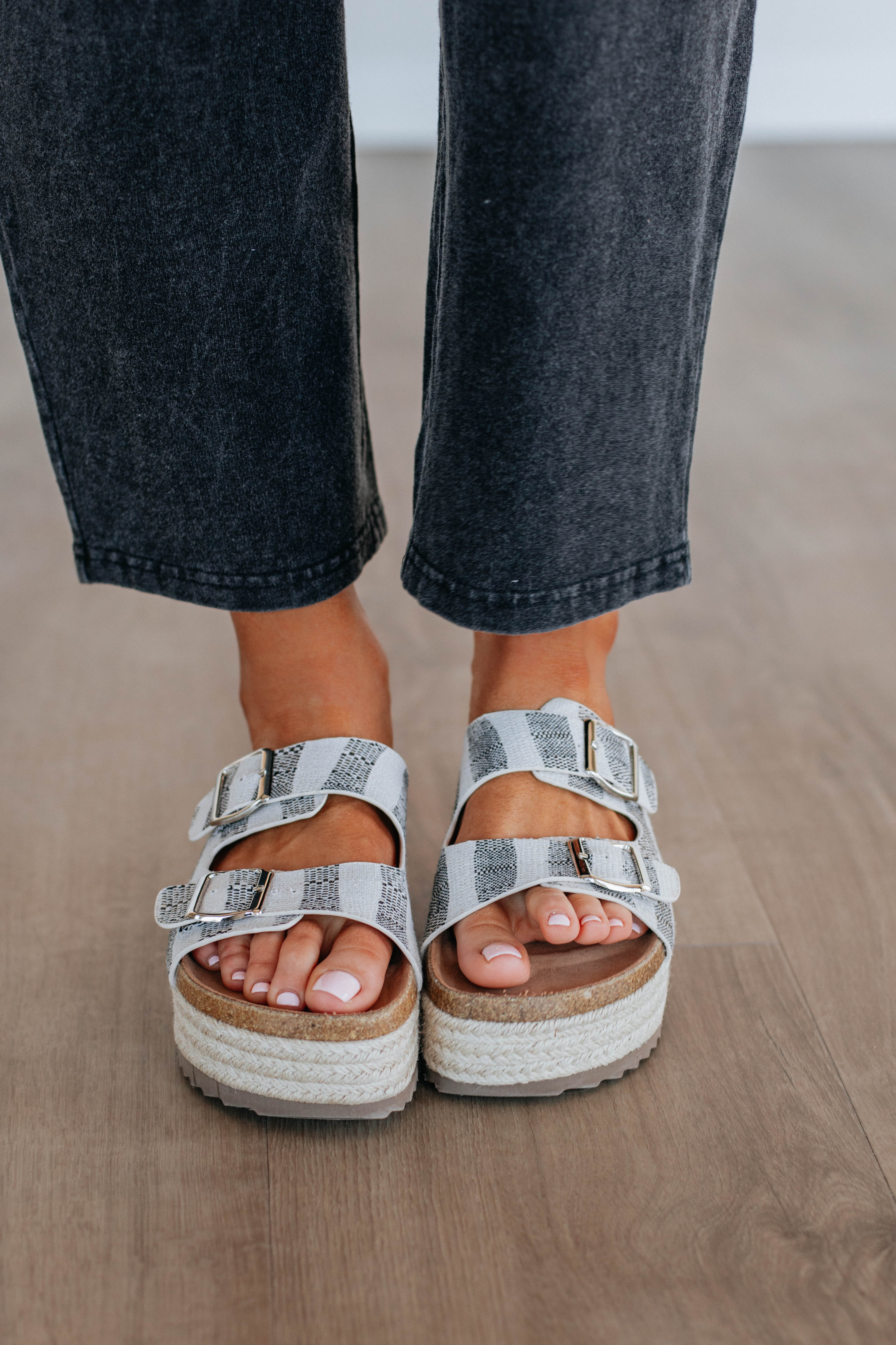 Effortless Edge Sandals - Women's Comfortable Slide Sandals for Summer | Casual Beach Walking, Vacation Outfits, Poolside Lounging