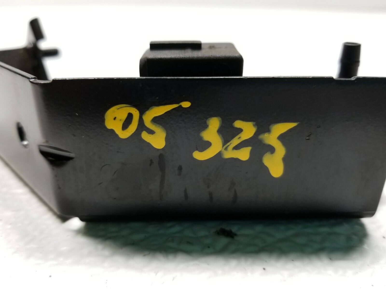 BMW E46 325xi Exhaust Flap Vacuum Control Valve with Bracket - OEM Replacement Part #01 02 03 04 05 - Perfect for Performance Upgrades & Engine Maintenance