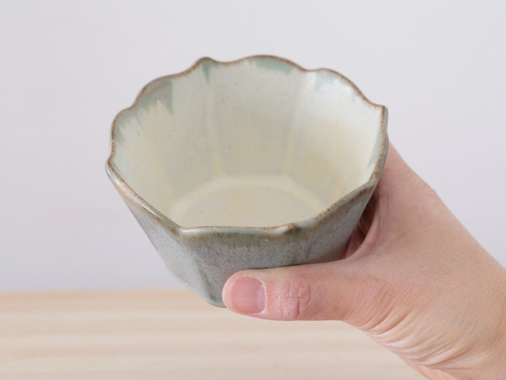 Marumi Kujirai Handcrafted Octagonal Ceramic Bowl - Japanese Style Small Serving Dish for Sushi, Noodles & Appetizers - Perfect for Home Dining & Party Entertaining