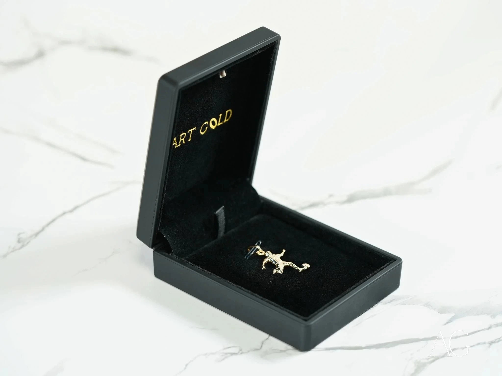 18k Gold Soccer Player Pendant for Men - Elegant Sports Jewelry Gift for Soccer Lovers, Players & Fans - Perfect for Gameday, Birthdays & Special Occasions