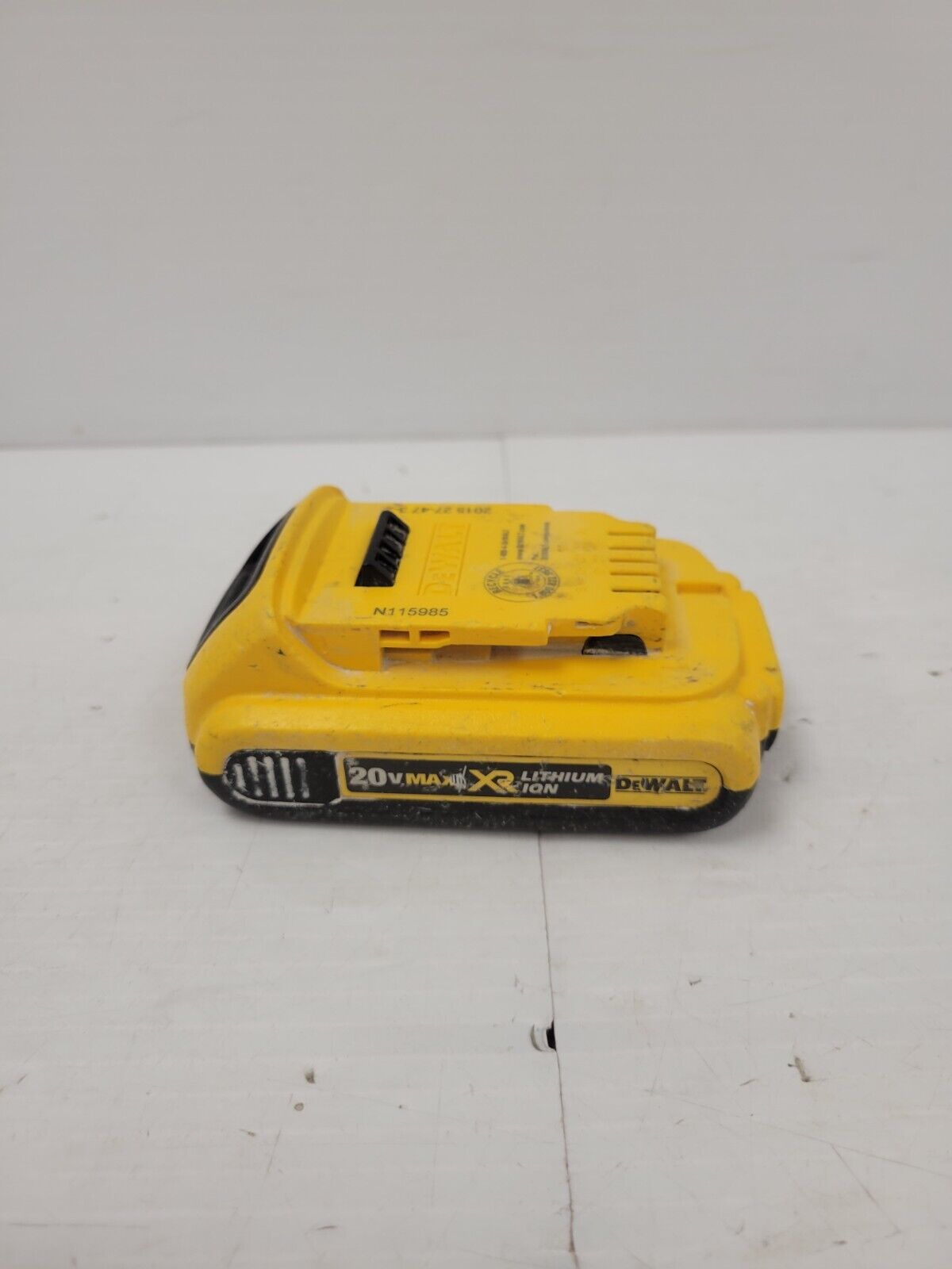 DEWALT DCB203 20V MAX 2.0Ah Lithium-Ion Battery Pack - Power Tools Replacement Battery for Drills, Saws & Outdoor Equipment - Compatible with DEWALT 20V Tools