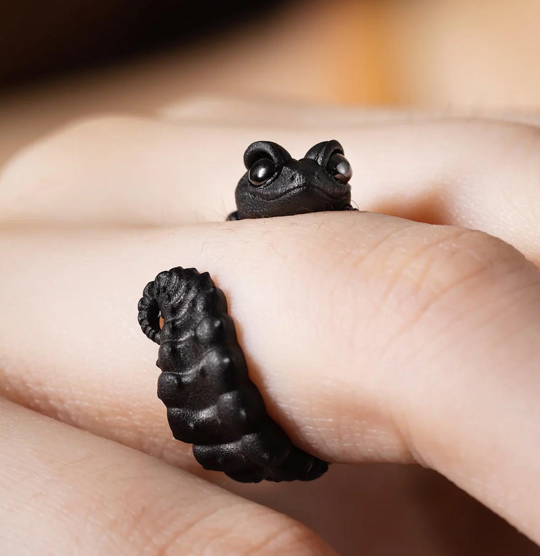 Matte Black Brass Knob Tail Gecko Ring for Men Women - Punk Gothic Reptile Jewelry - Perfect for Halloween Costume, Cosplay & Alternative Fashion