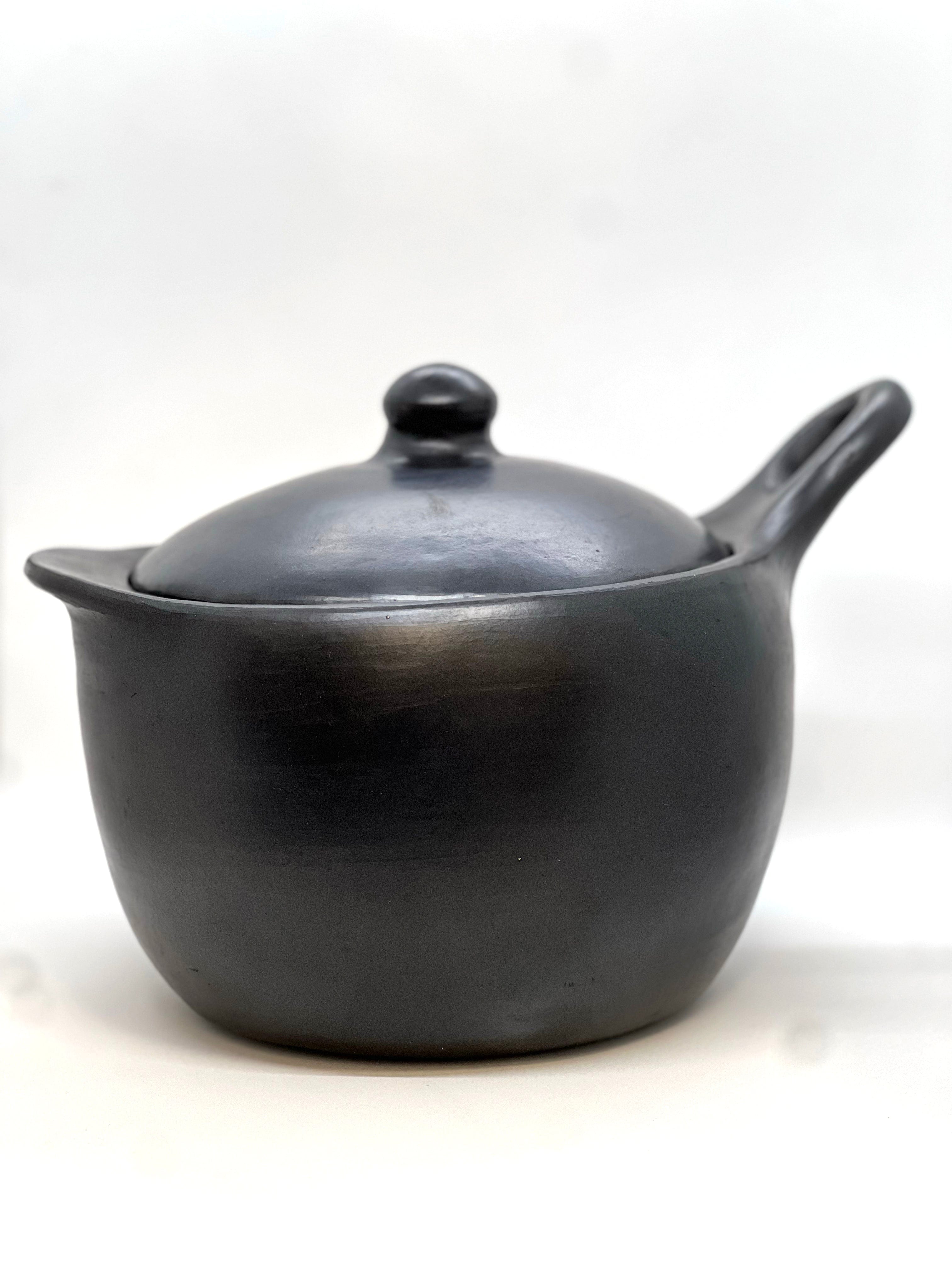 Authentic Chamba Sauce Pan with Lid – Elegant & Versatile All-Natural Black Clay Pot with Handle for Slow, Even Cooking – Perfect for Vegetables, Rice, Stews & More – Stovetop & Oven Safe – Handmade in Colombia – Ideal for Home Cooking, Camping & Gourmet Meals
