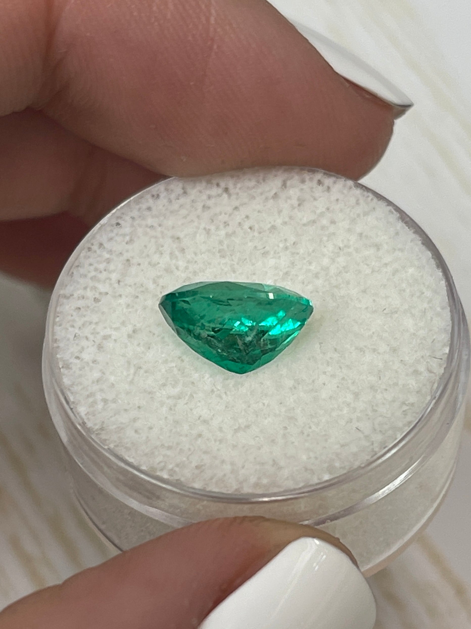 2.80 Carat Vivid Bluish Green Natural Colombian Emerald Loose Gemstone - Oval Cut for Jewelry Making, Engagement Rings & Luxury Gifts