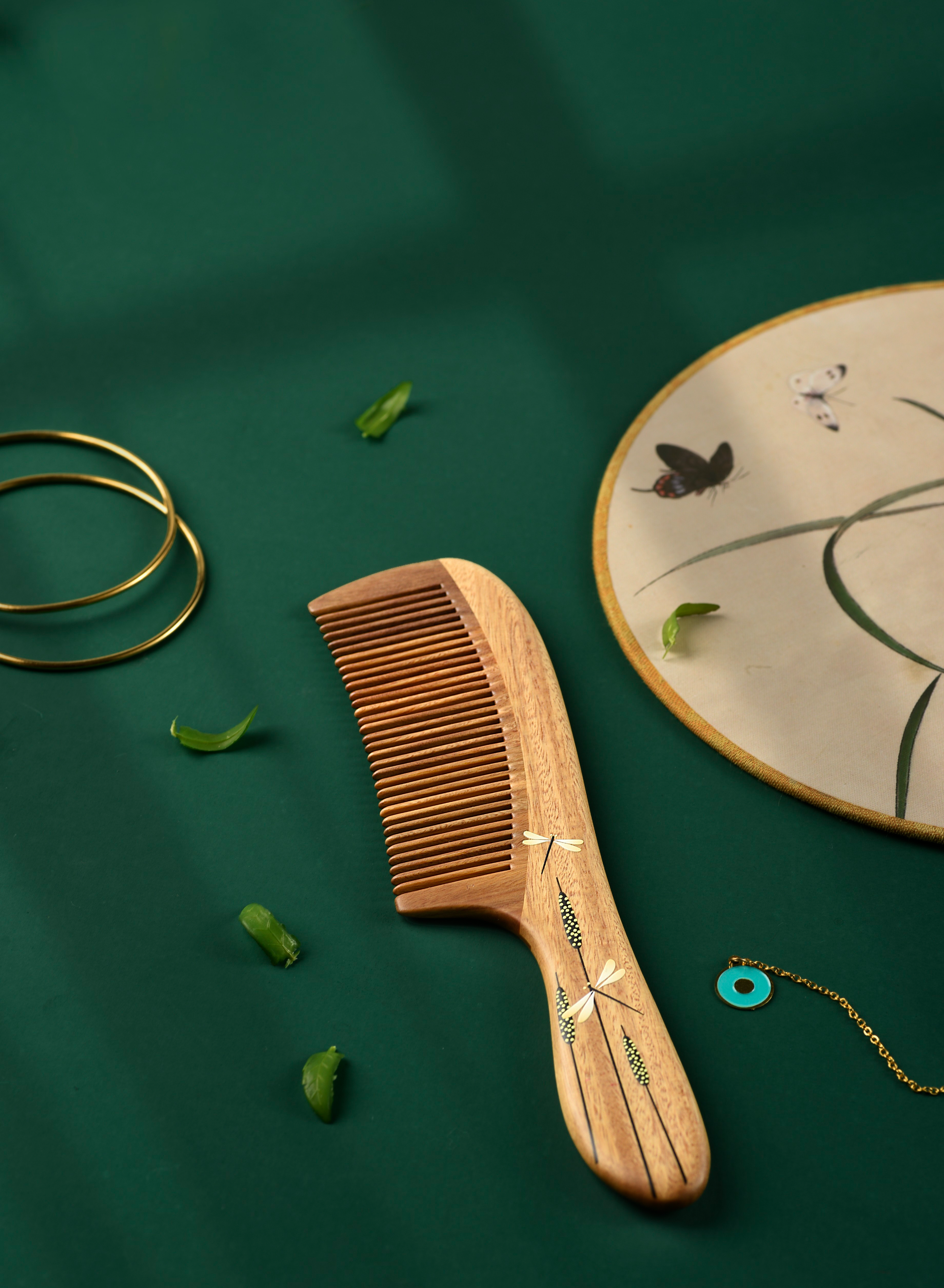 Elegant Wooden Comb with Dragonfly Design - Natural Hair Care for Smooth & Tangle-Free Styling - Perfect for Daily Use, Travel & Gifts