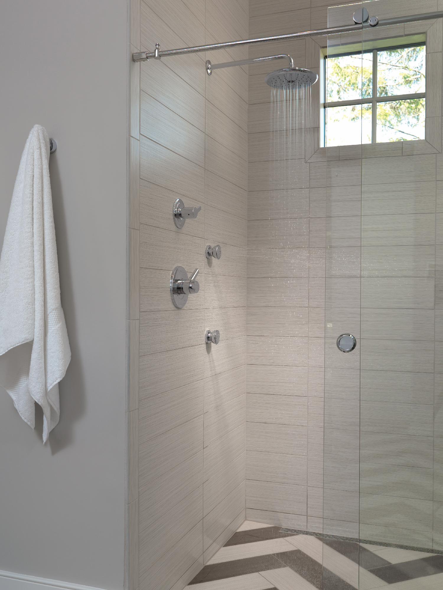 Delta RP52382SS 8-3/4 Inch 1-Setting Raincan Shower Head - Stainless Steel Finish for Luxurious Rainfall Shower Experience in Bathroom