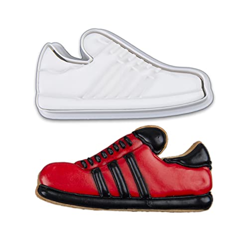Sports shoes