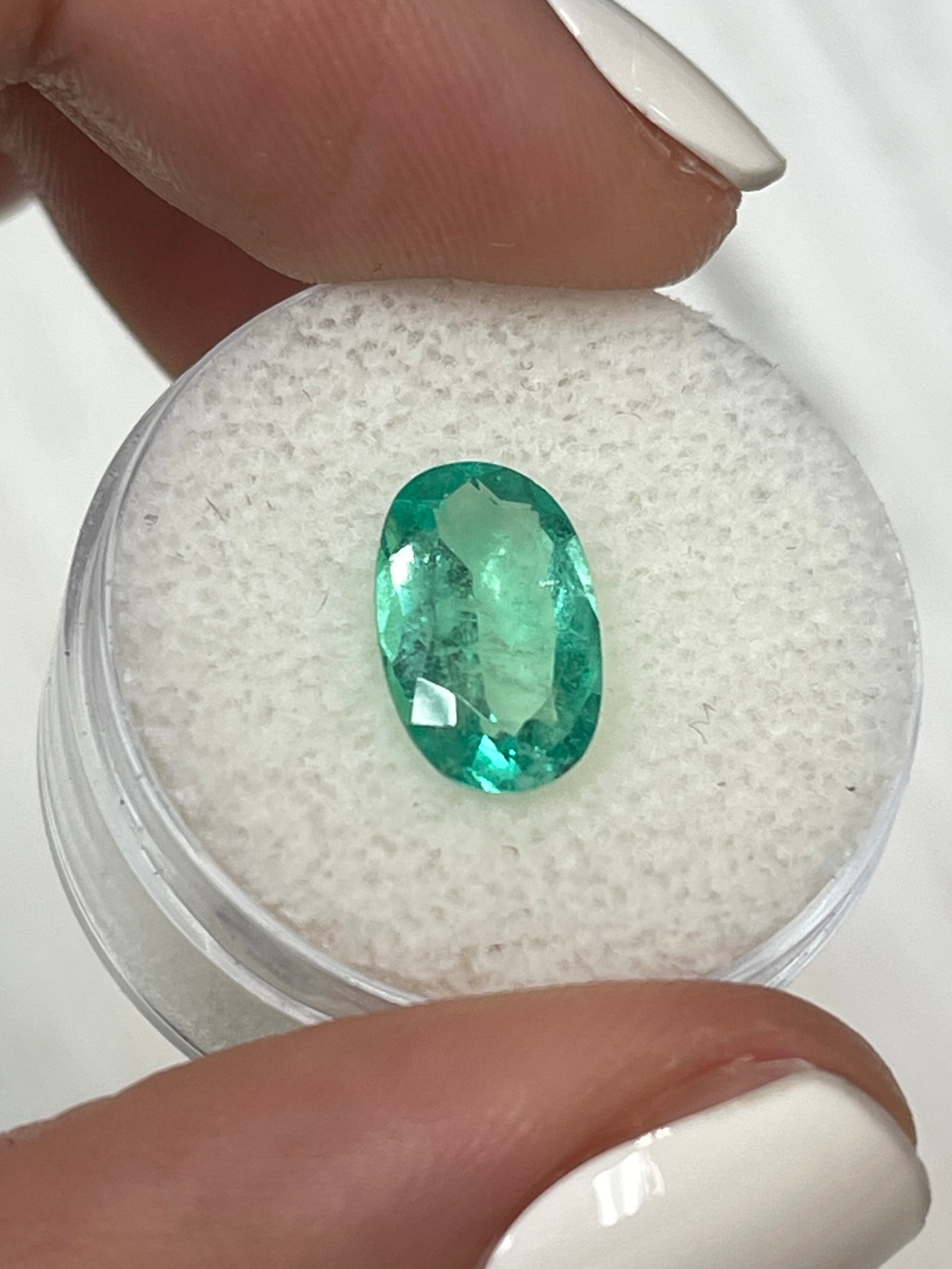 2.31 Carat 12x7.5mm Natural Colombian Emerald Gemstone - Oval Cut Loose Green Emerald for Jewelry Making, Engagement Rings & Fine Collections