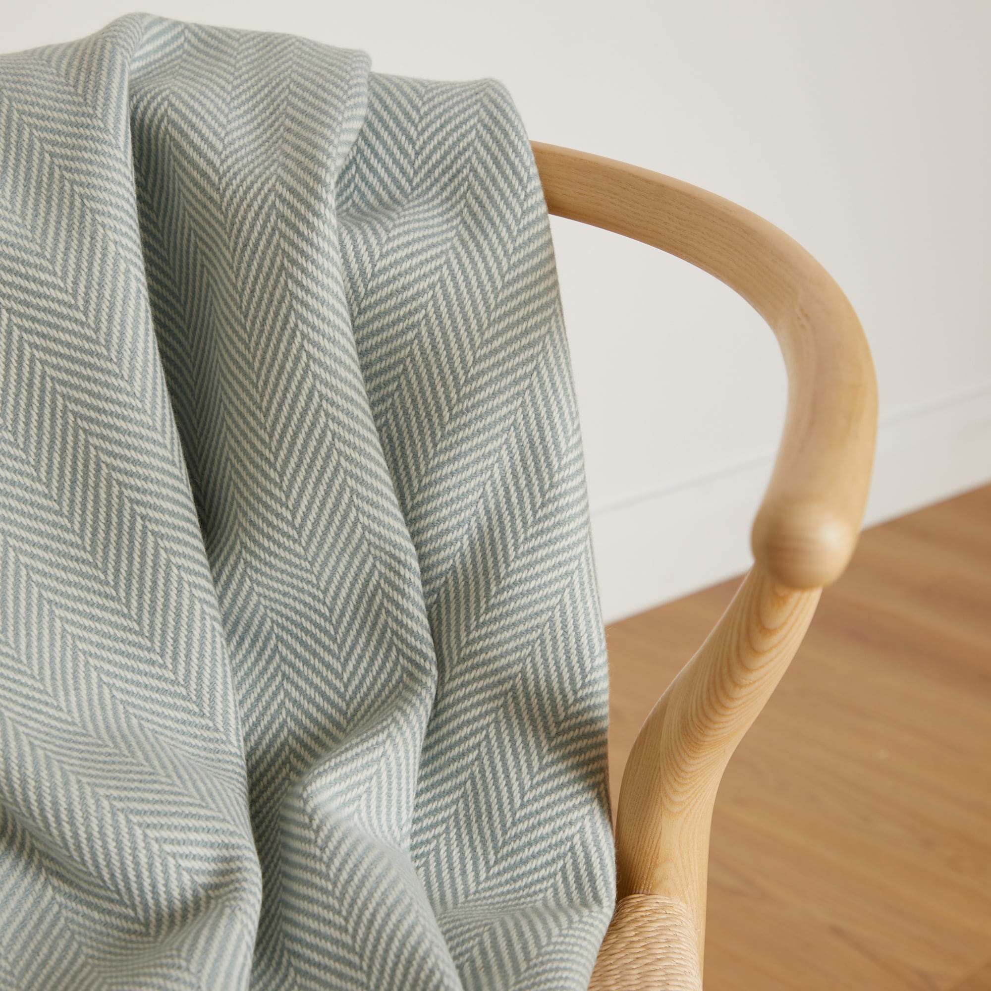 Premium Foxford Cashmere Lambswool Throw Blanket - Ultra Soft & Luxurious Achill Wool - Perfect for Sofa, Bed & Cozy Winter Nights