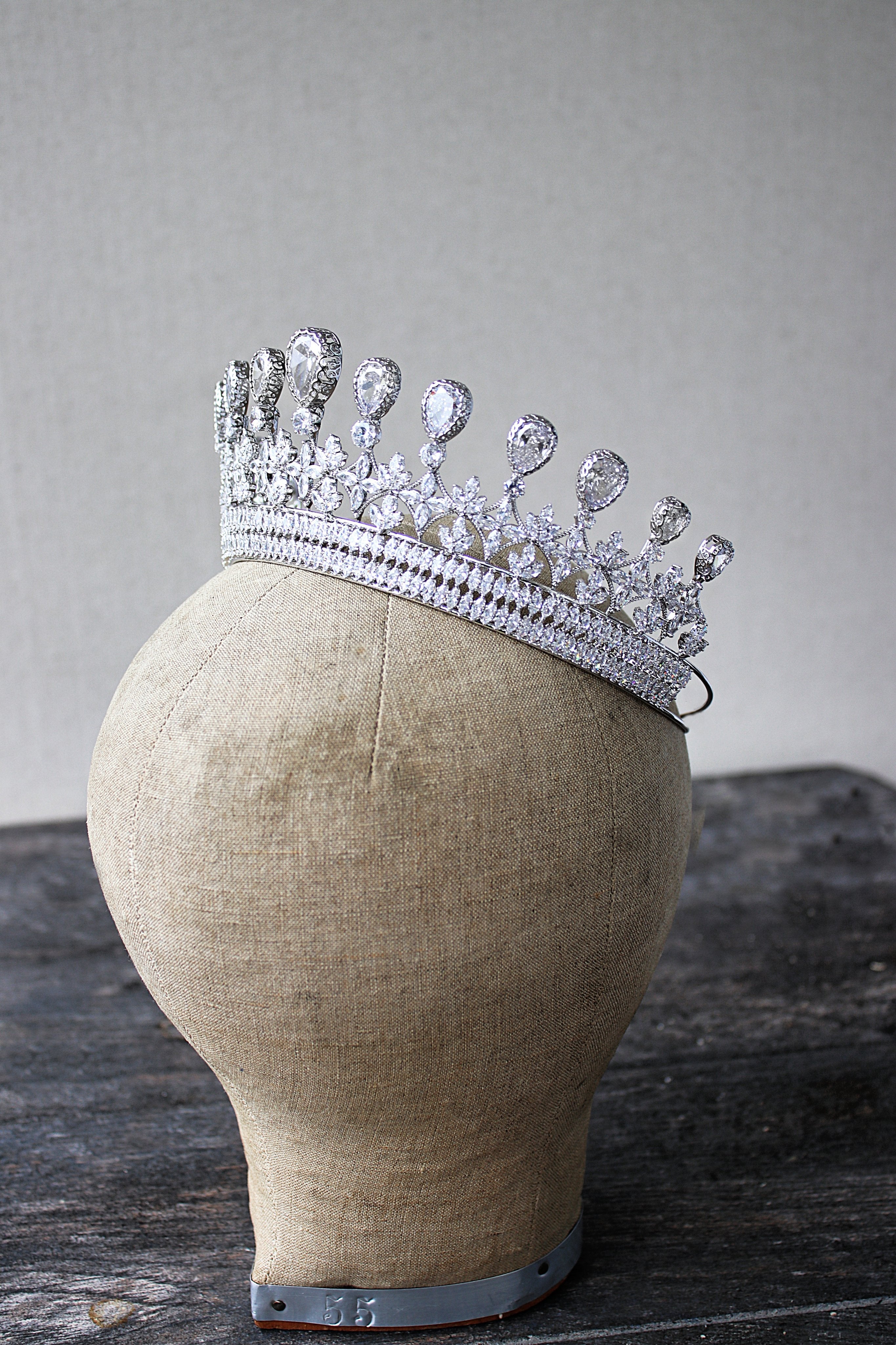 DELLA Wedding Crown - Elegant Bridal Tiara for Bride, Princess, Prom & Special Occasions | Perfect for Weddings, Pageants, Quinceañeras & Photo Shoots