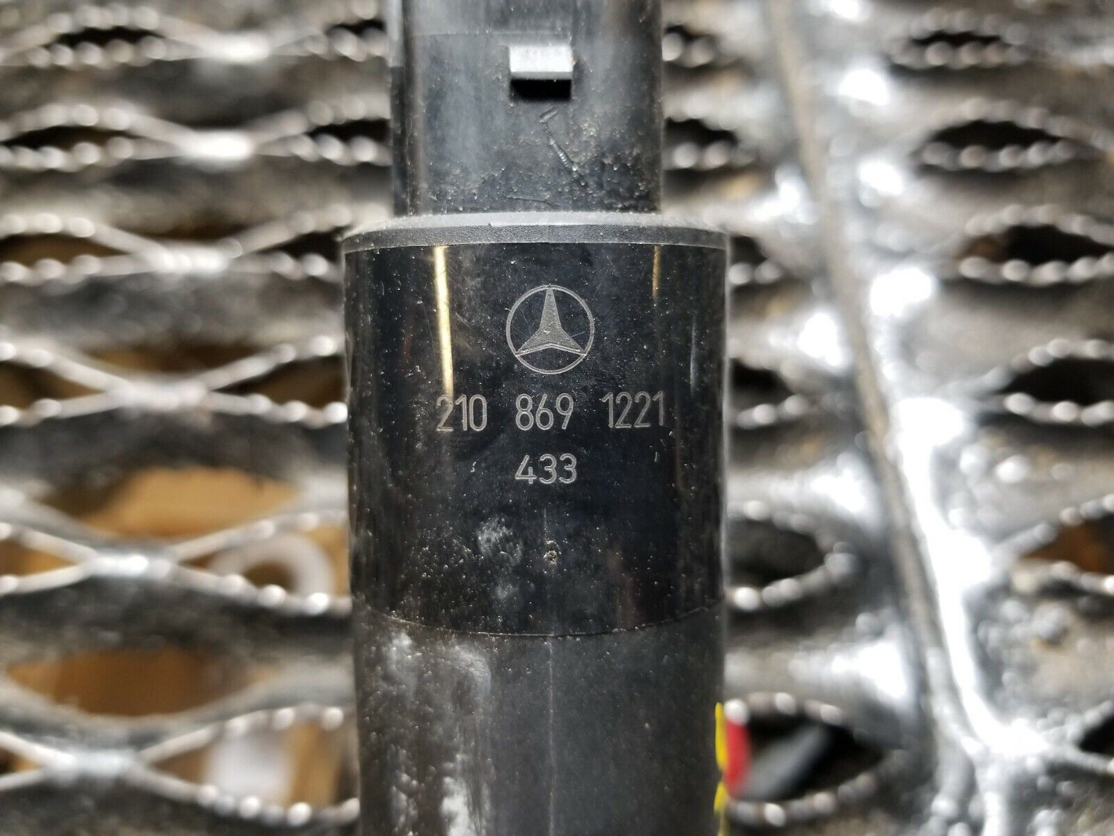 OEM Mercedes Benz W220 W215 S430 S500 CL500 Headlight Washer Pump #104 - Perfect for Headlight Cleaning & Maintenance