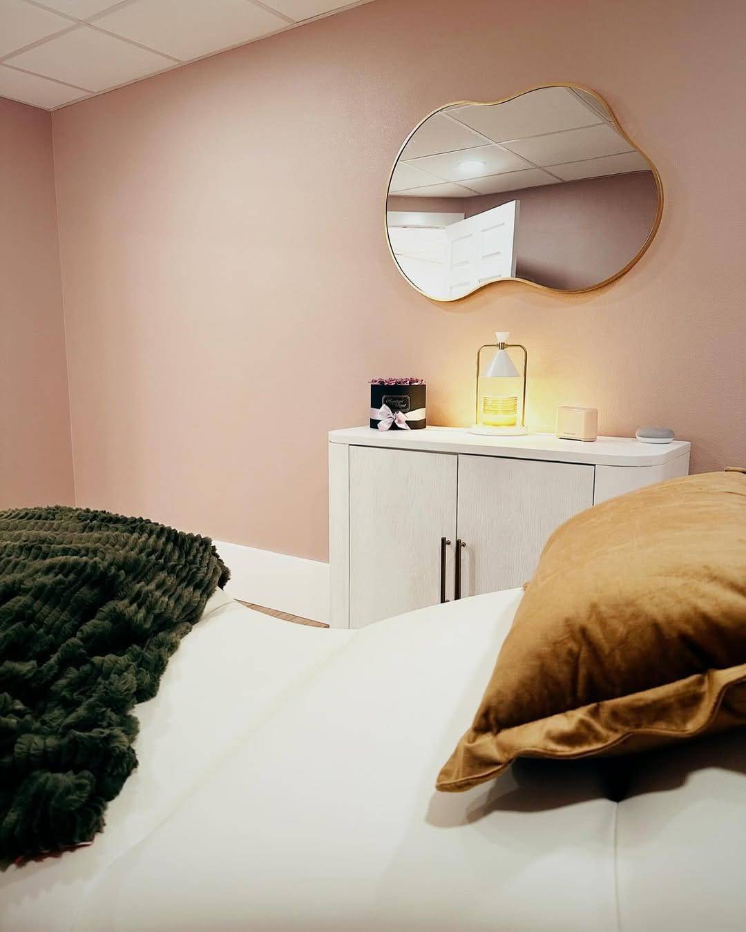 BeNoravo S-Shaped Massage Beauty Bed with Adjustable Stool - Perfect for Spa, Salon, and Home Relaxation Therapy