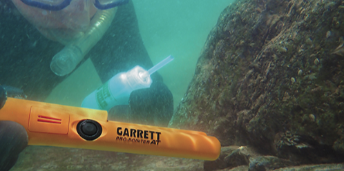 Garrett Pro Pointer AT Waterproof Pinpointer Metal Detector - Professional Gold Digging Tool for Beach, Field & Underwater Treasure Hunting