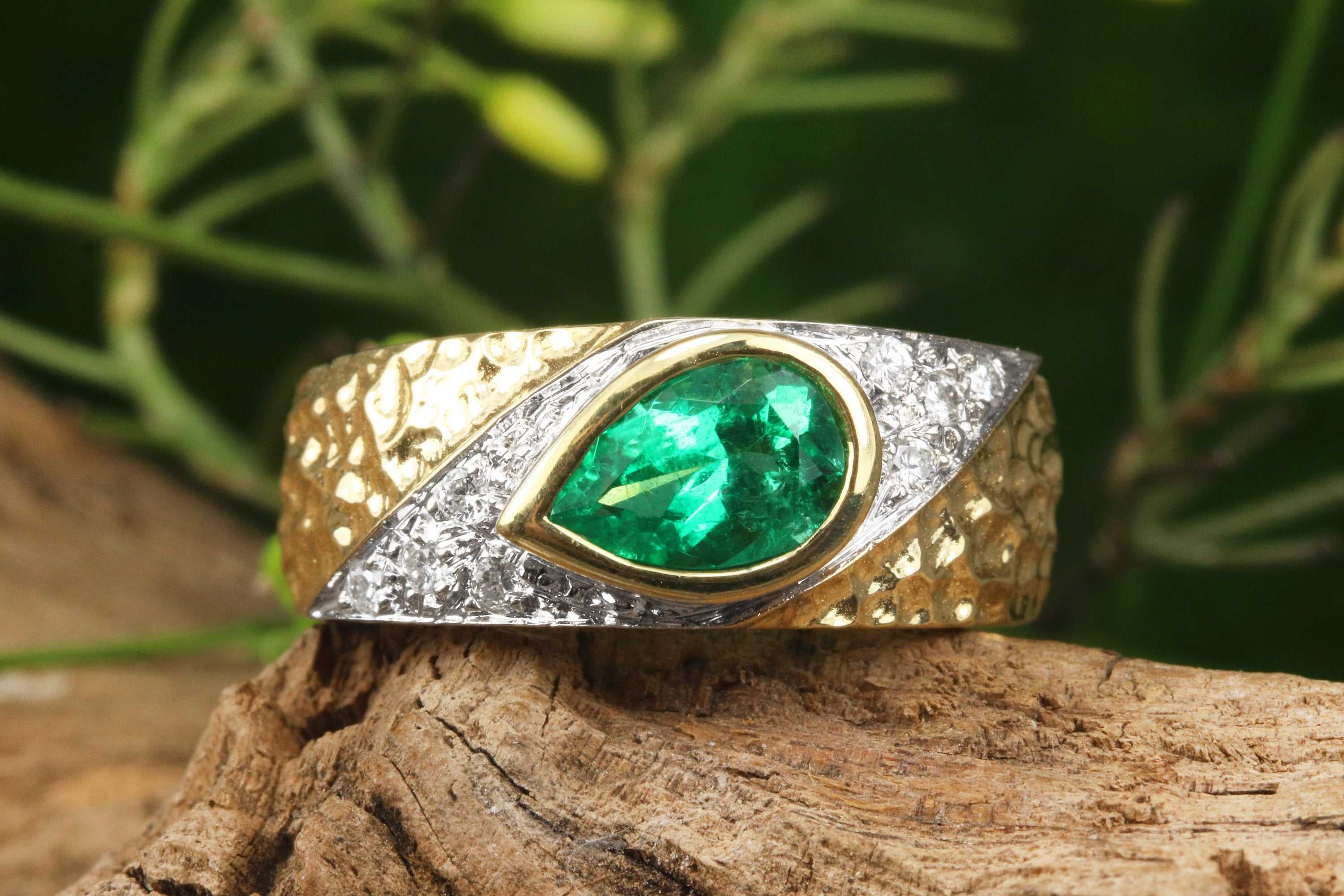 1.10tcw Vivid Green Tear Drop Emerald & Diamond Bezel Ring in 18K Gold - Elegant Jewelry for Weddings, Anniversaries & Special Occasions