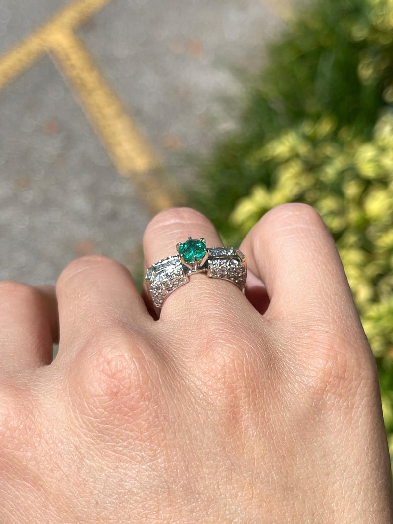 1.85tcw 18K Gold Round Cut Colombian Emerald & Diamond Accent Ring - Elegant Jewelry for Weddings, Anniversaries & Special Occasions