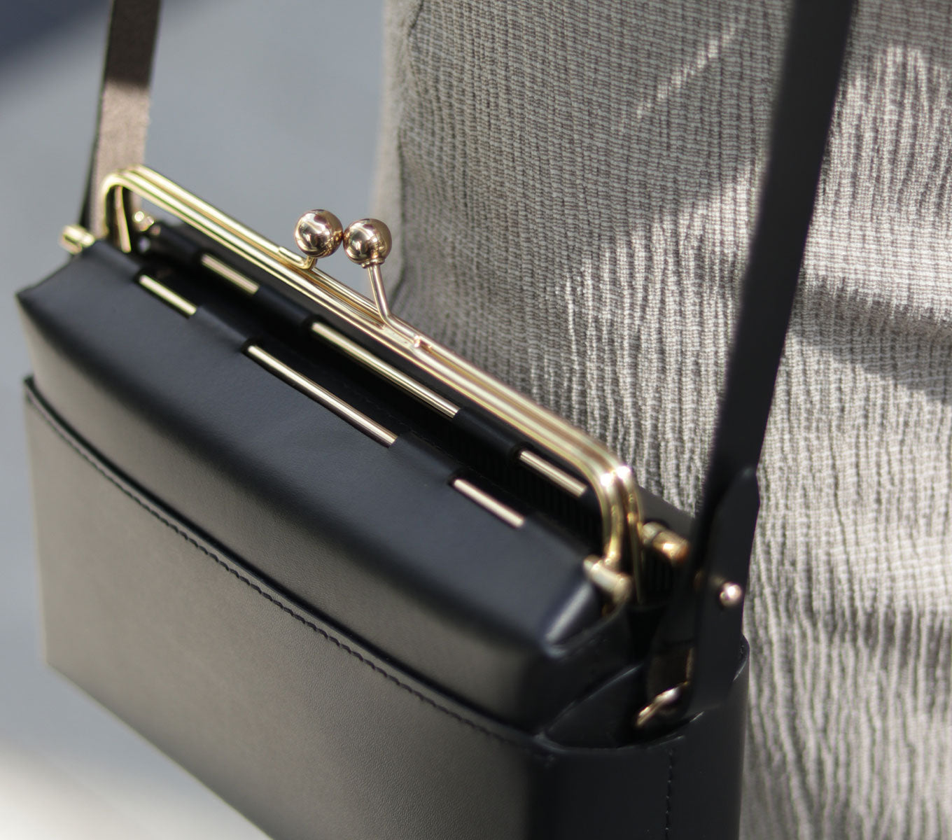 Stylish Kisslock Handbag for Women - Vintage Inspired Clutch Purse with Secure Lock Closure - Perfect for Evening Parties, Weddings & Special Occasions